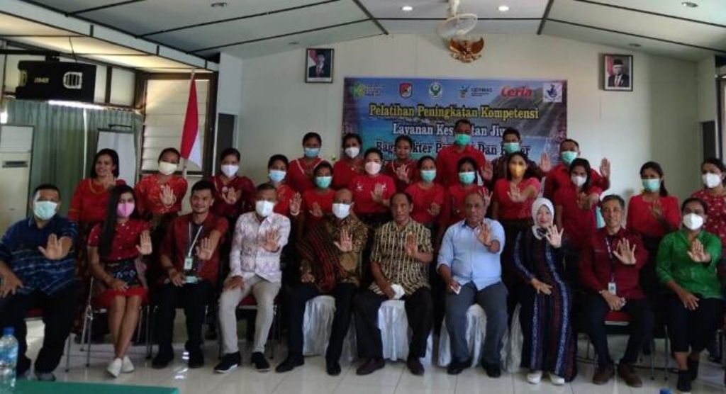  Wakil Bupati Sikka Romanus Woga (depan tengah) foto bersama dengan para dokter, perawat dan kader ODGJ di Kabupaten Sikka. 