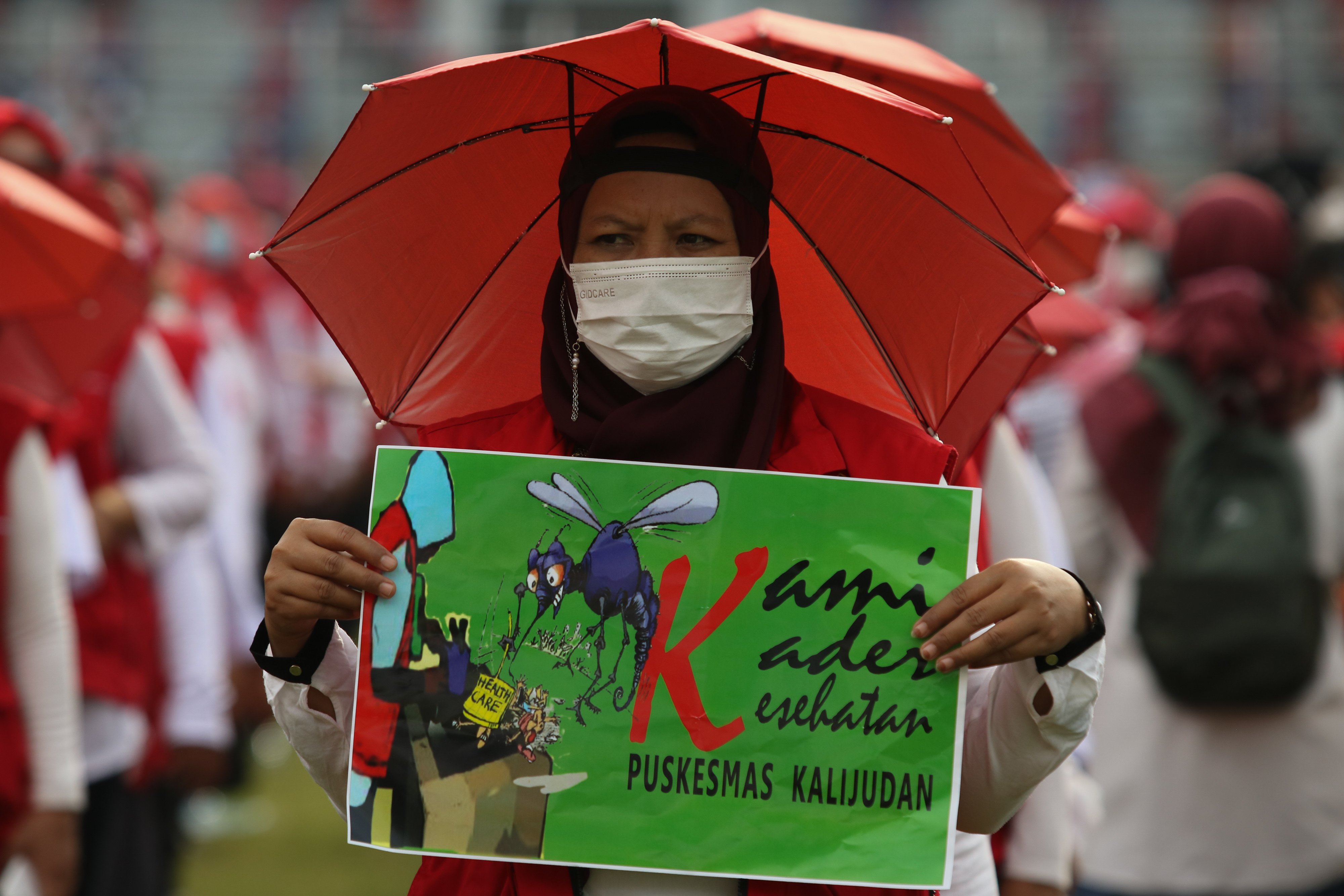 PEL KESEHATAN: Seorang dari ribuan kader kesehatan mengikuti apel dalam rangka persiapan menghadapi iklim pancaroba, Natal dan Tahun Baru.