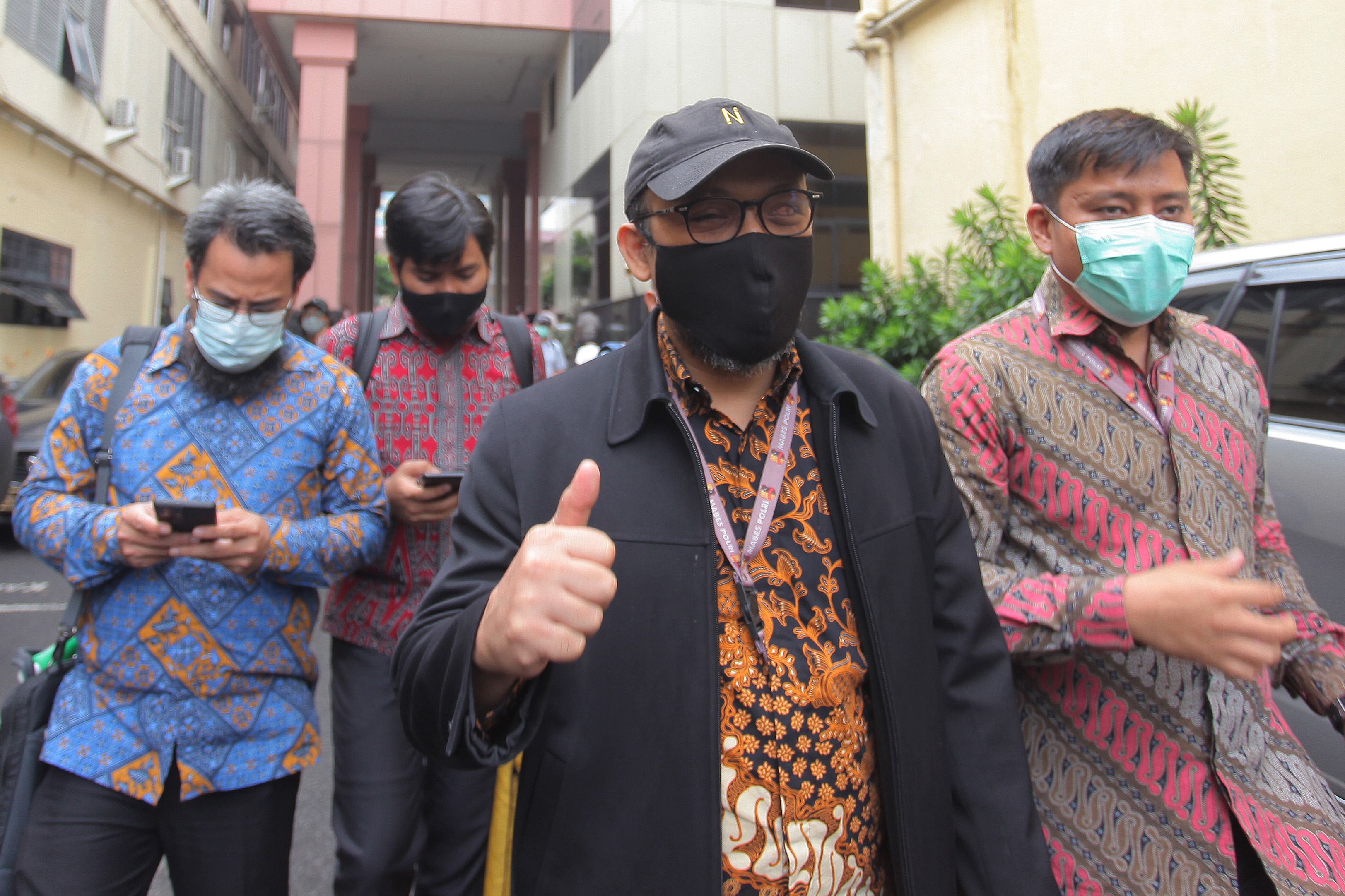 Mantan Penyidik Senior KPK Novel Baswedan (kedua kanan) usai mengikuti uji kompetensi dalam rangka perekrutan sebagai ASN Polri.