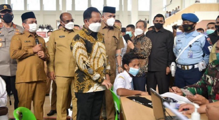 Menteri Dalam Negeri Tito Karnavian (tengah) saat meninjau kegiatan vaksinasi.