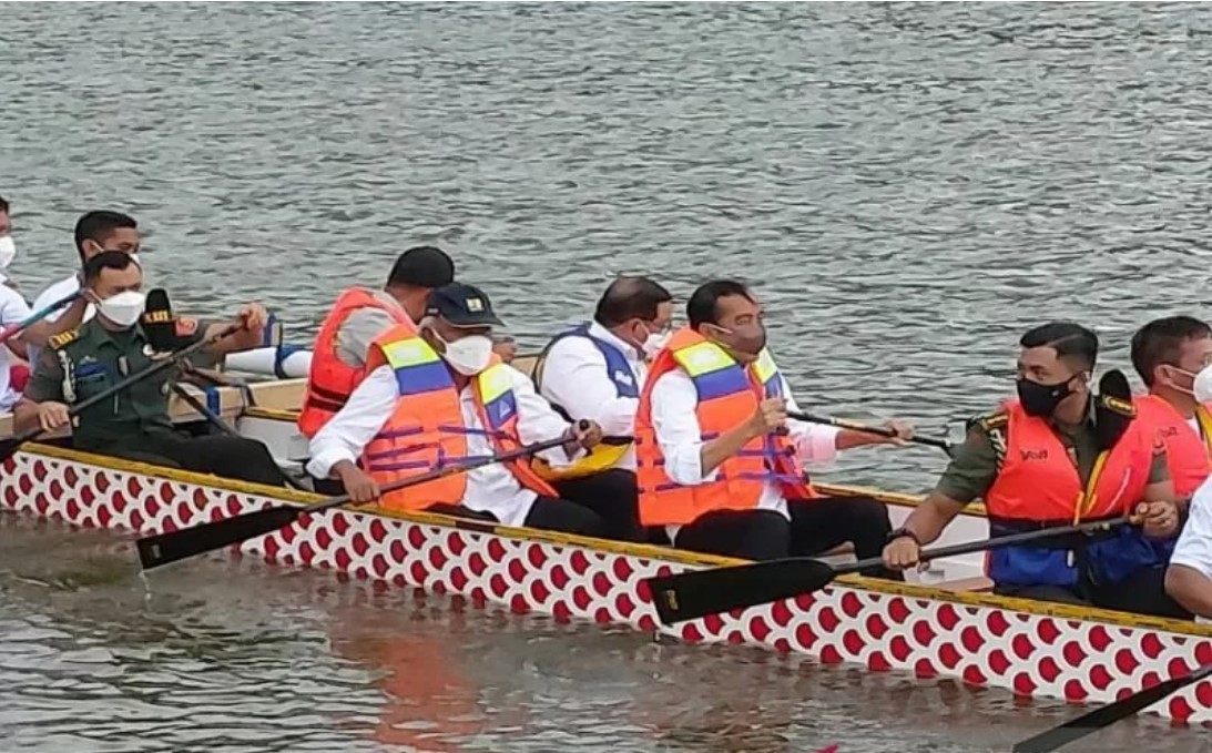 Presiden Joko Widodo mendayung perahu naga di Bendungan Ladongi, Kabupaten Kolaka Timur, Sulawesi Tenggara.