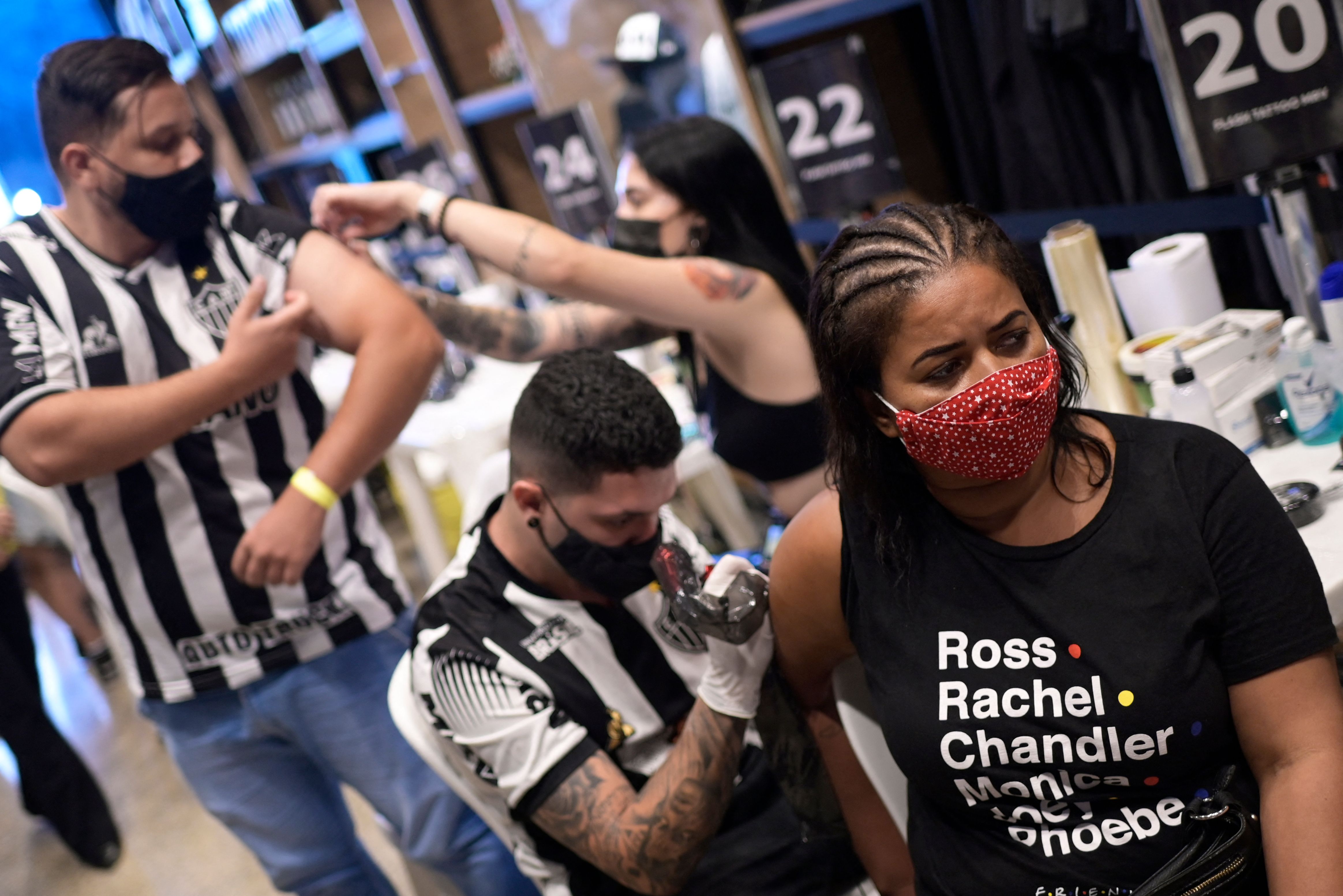 Pendukung Atletico Mineiro mendapatkan tato gratis sebagai perayaan keberhasilan klub itu menjadi juara Liga Brasil.