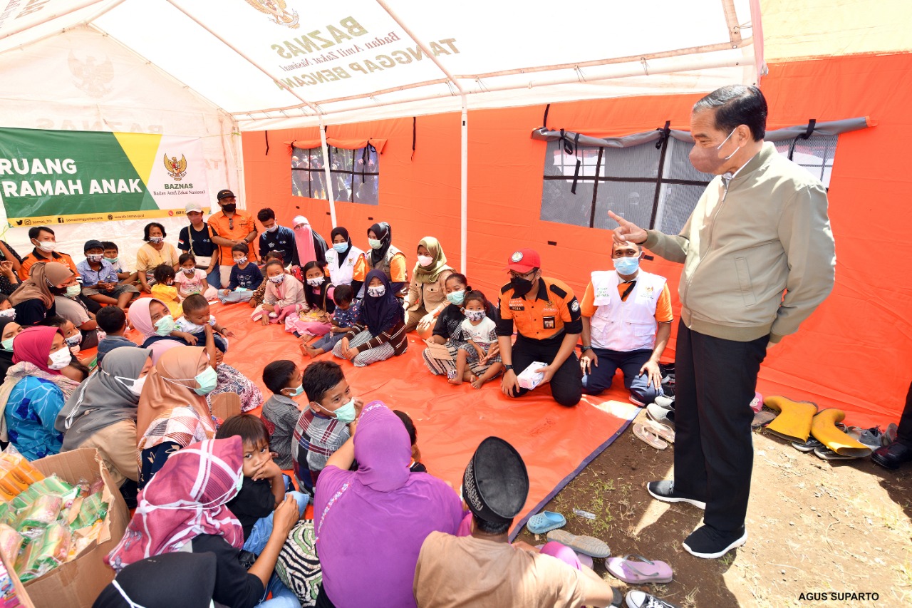 TINJAU PENGUNGSI: Presiden Jokowi meninjau warga yang mengungsi ditenda tenda darurat dan memberikan bantuan makanan dan lainnya. 