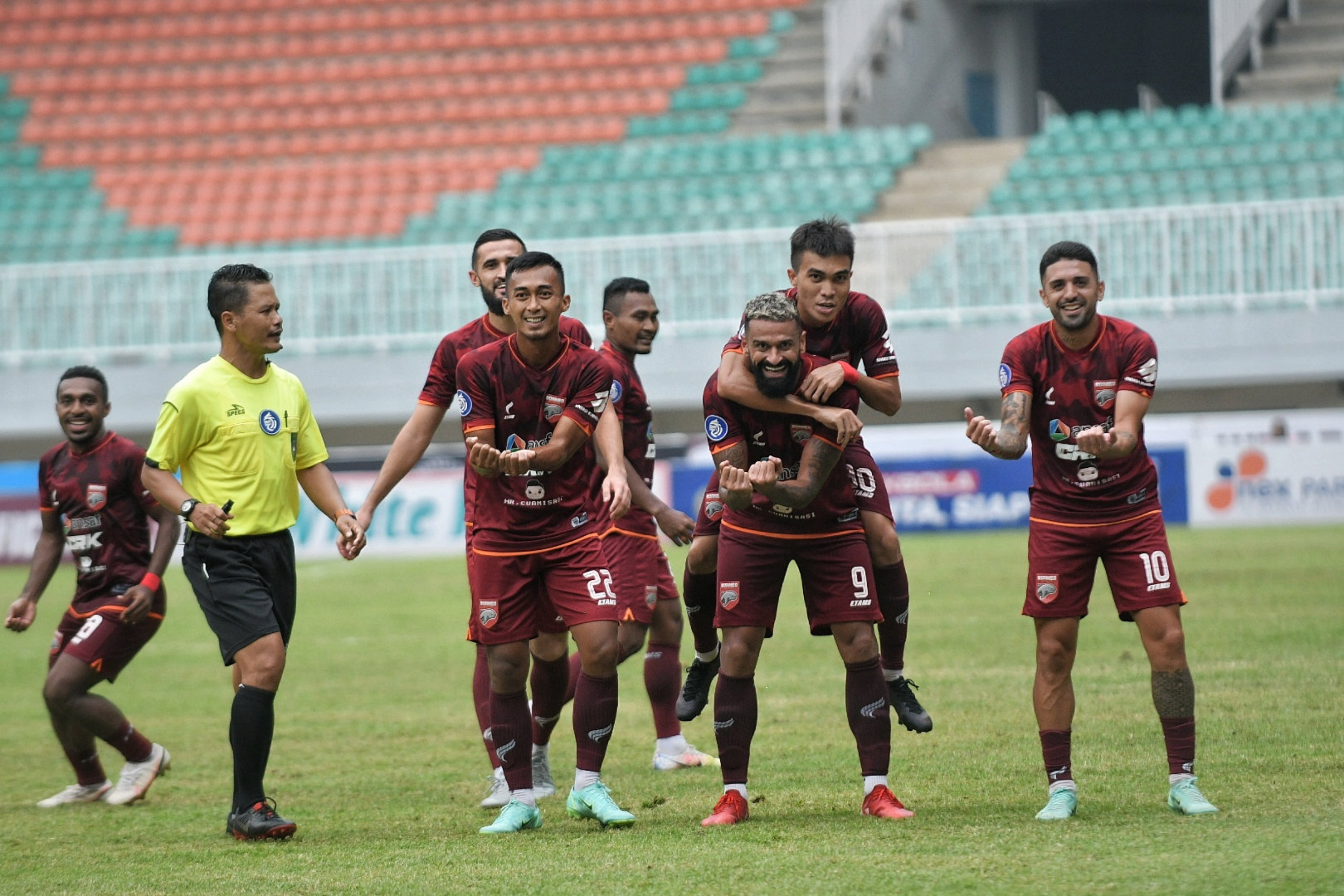 Para pemain Borneo FC melakukan selebrasi usai mencetak gol ke gawnag lawan.