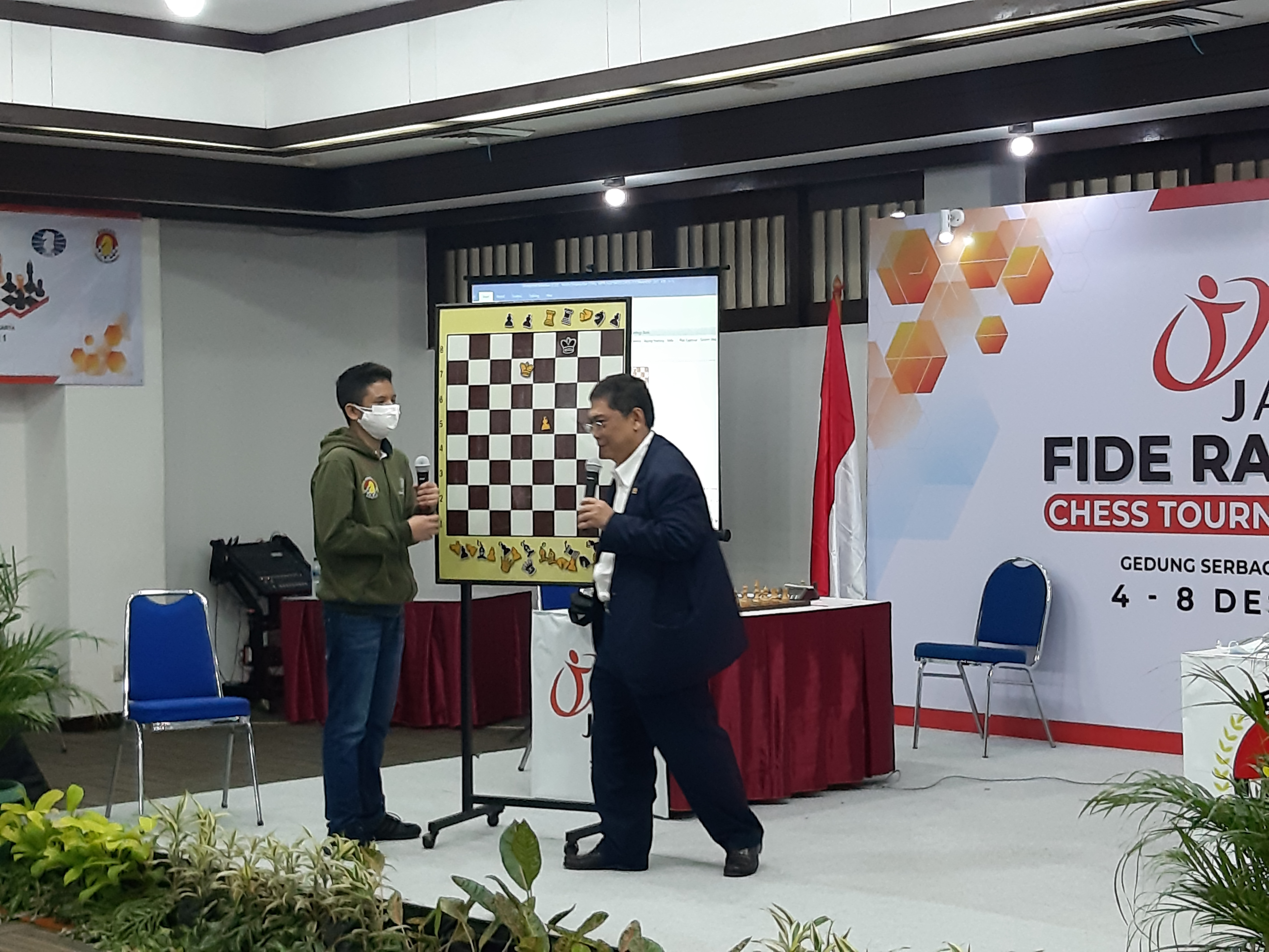 GM Utut Ardianto tengah melakukan Coaching Clinic di JAPFA FIDE Rated Cess Tournament 2021, Selasa (7/12).