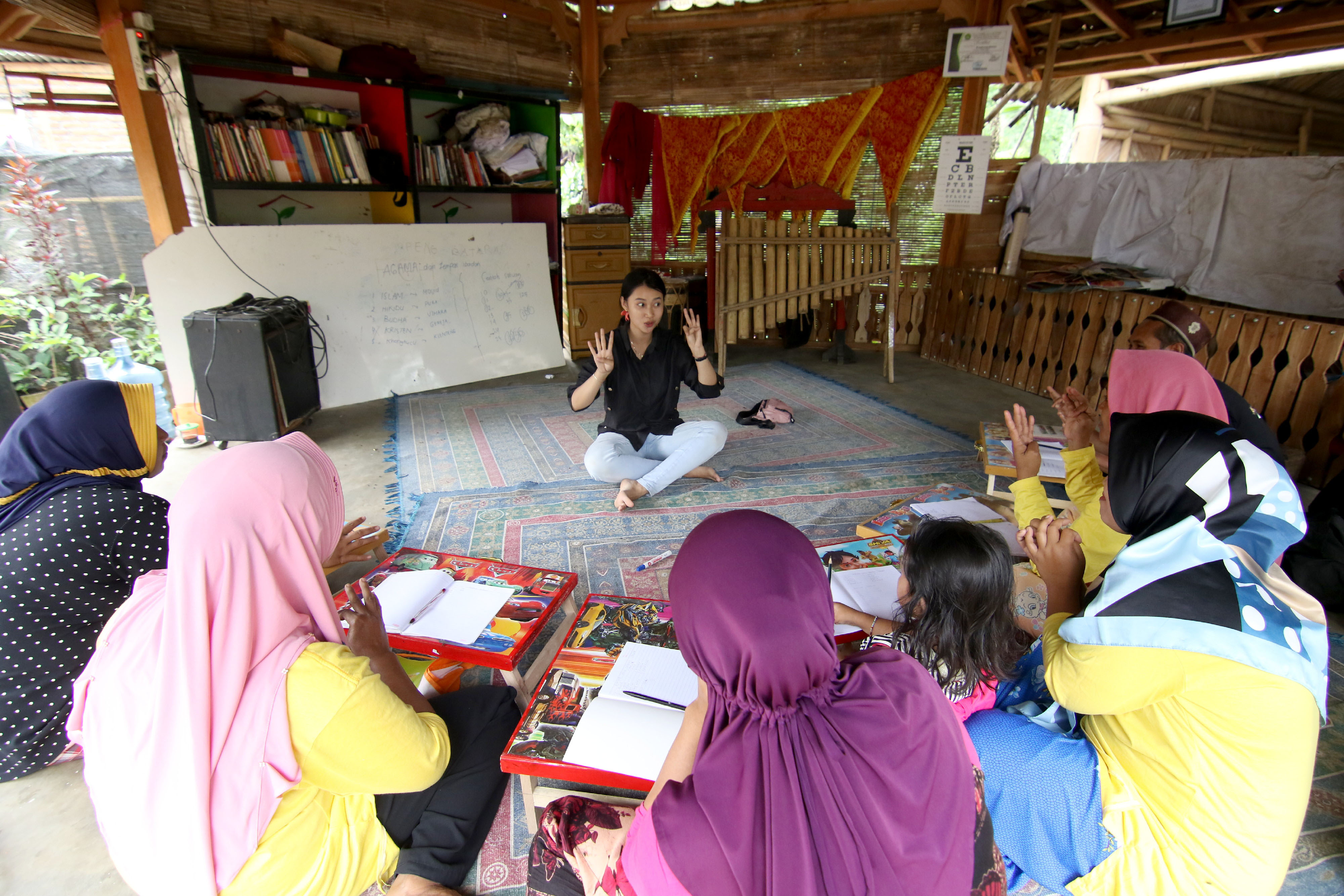 Ilustrasi. Warga mengikuti kegiatan belajar di Papring, Kalipuro Banyuwangi, Jawa Timur, Minggu (9/2/2020).