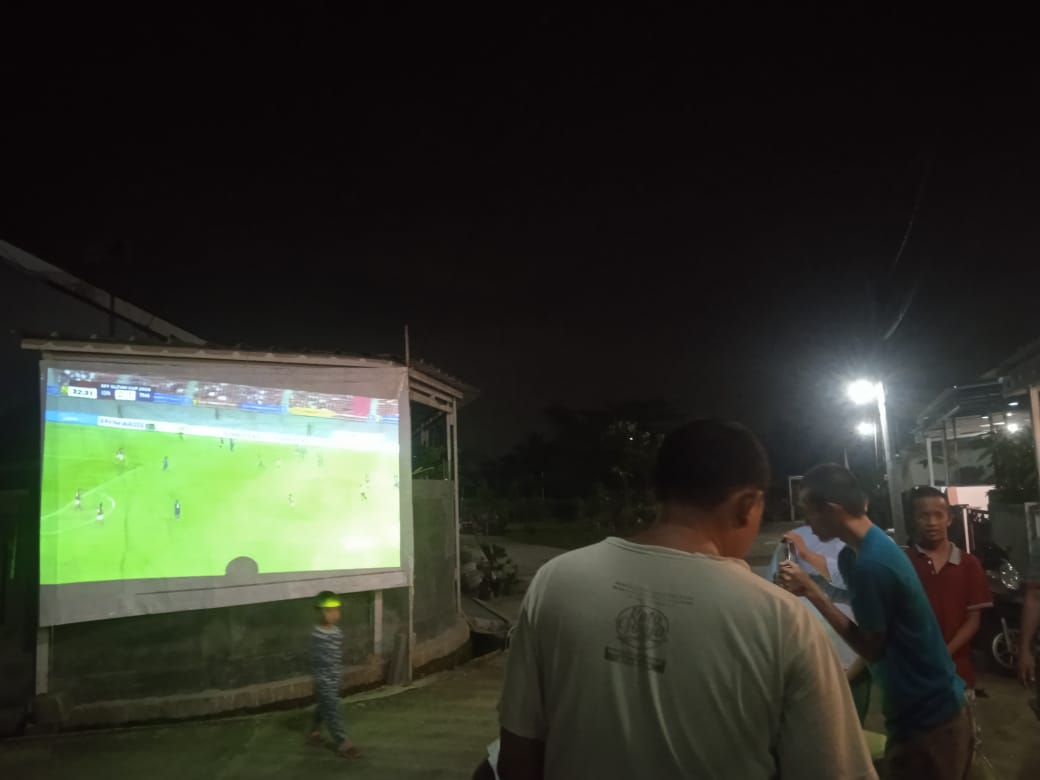 Suasana Nobar Final Piala AFF di Perkampungan warga