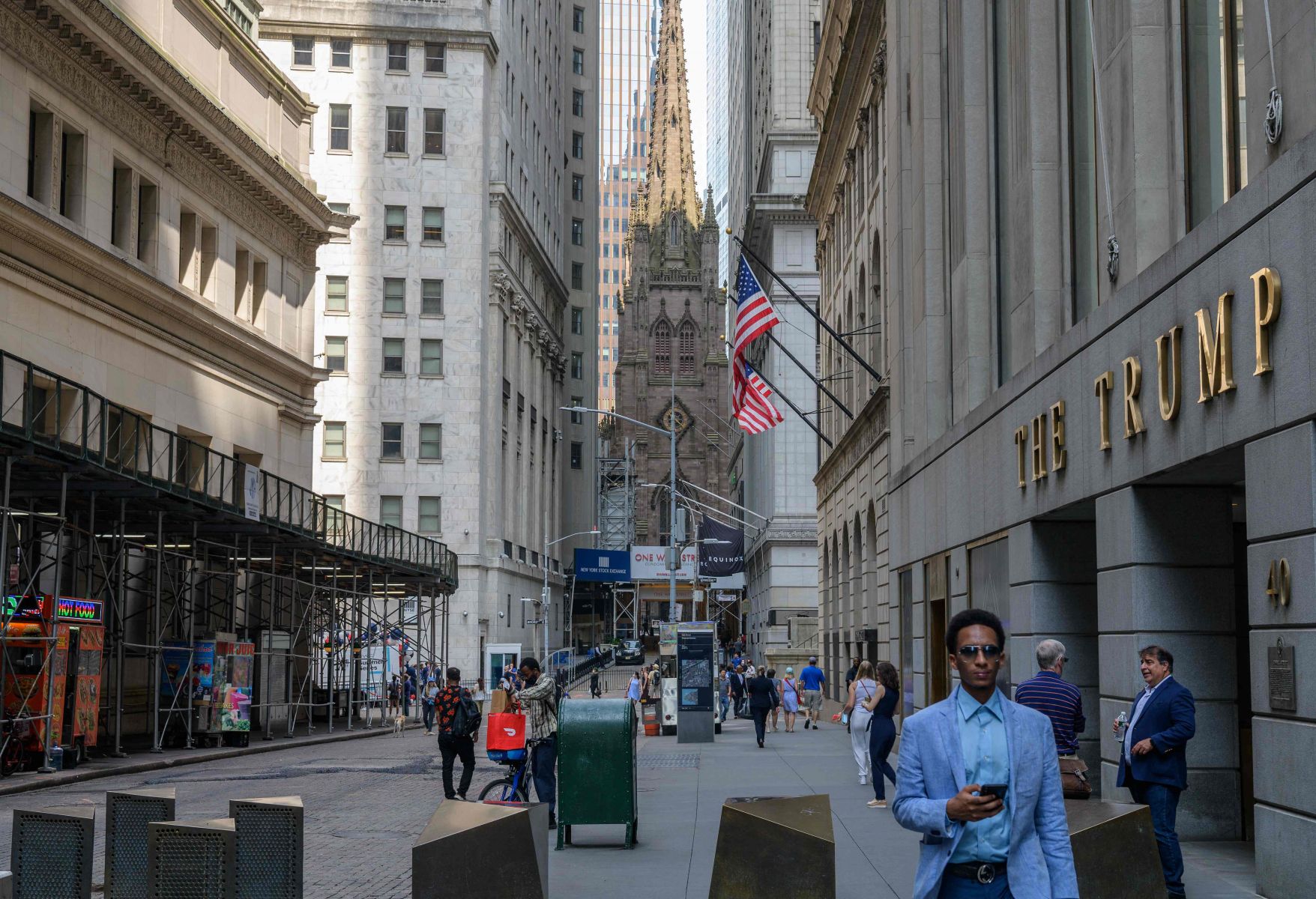 Pejalan kaki melintas dekat kawasan bursa Wall Street AS.