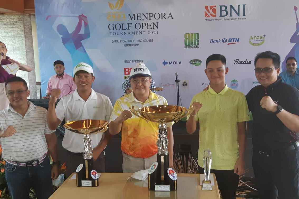 Juara Turnamen Golf Piala Menpora Cup 2021, Ujang (kedua dari kiri) dan juara Best Nett Overall, Vhiraz Anargya (kedua dari kanan)