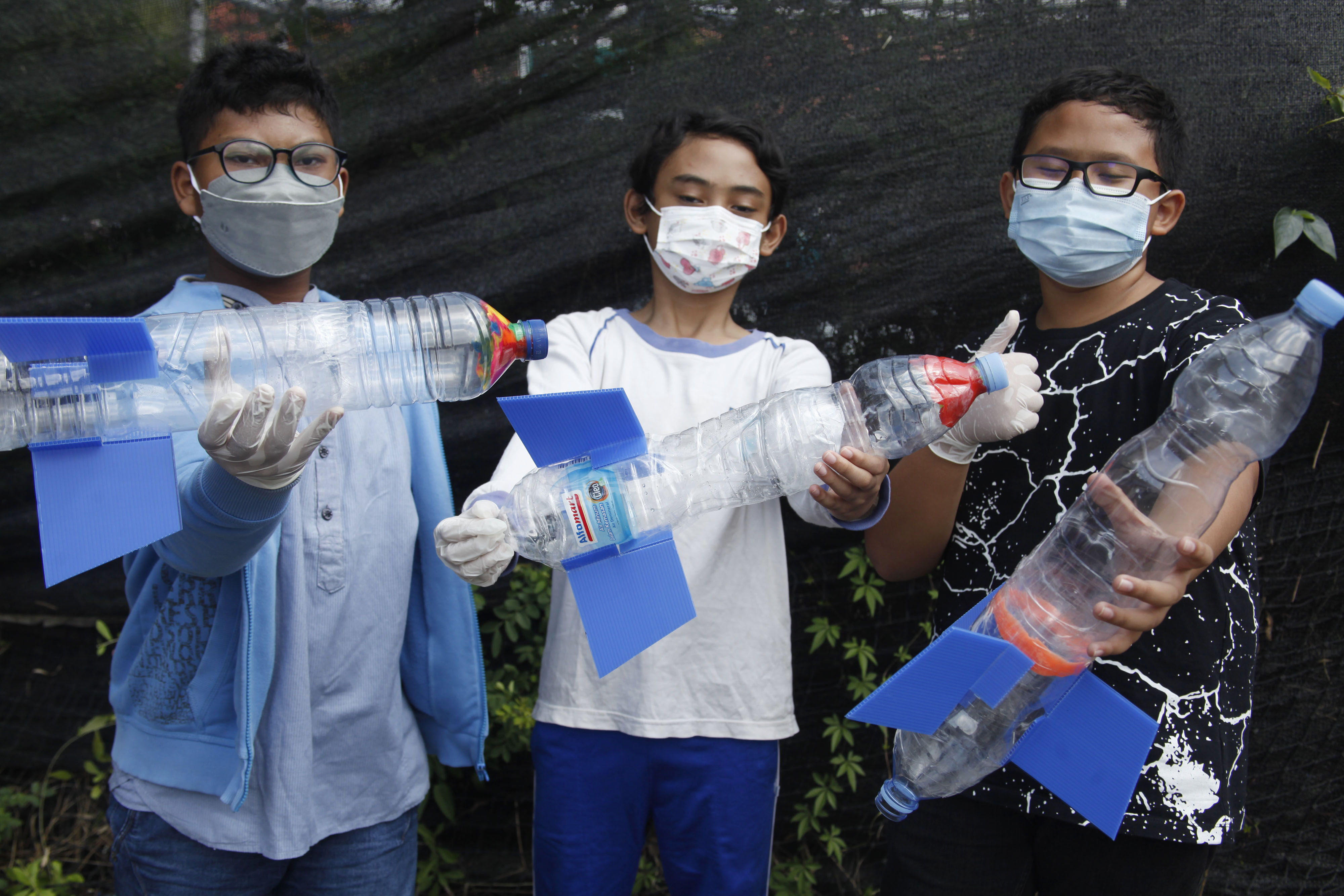  Siswa SMP Lazuardi Kamila GCS Solo menunjukkan roket air dari botol bekas di Solo, Jawa Tengah, Kamis (9/12/2021).