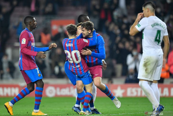 Pemain Barcelona merayakan gol kemenangan Nico Gonzalez (kedua kanan) dalam pertandingan Liga Spanyol lawan Elche.