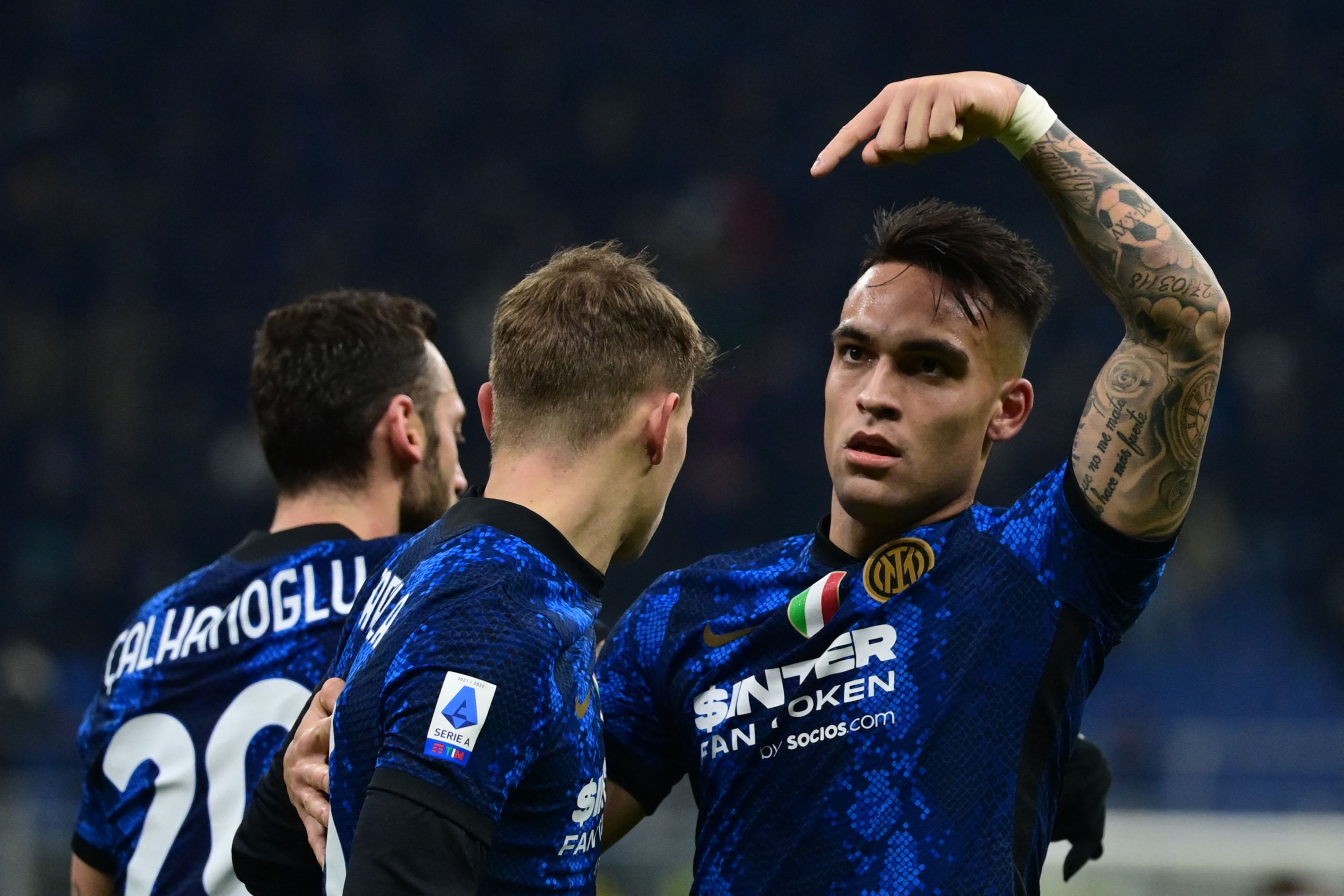 Penyerang Inter Milan lautarao Martinez (kanan) melakukan selebrasi usai mencetak gol ke gawang Cagliari di laga Serie A.