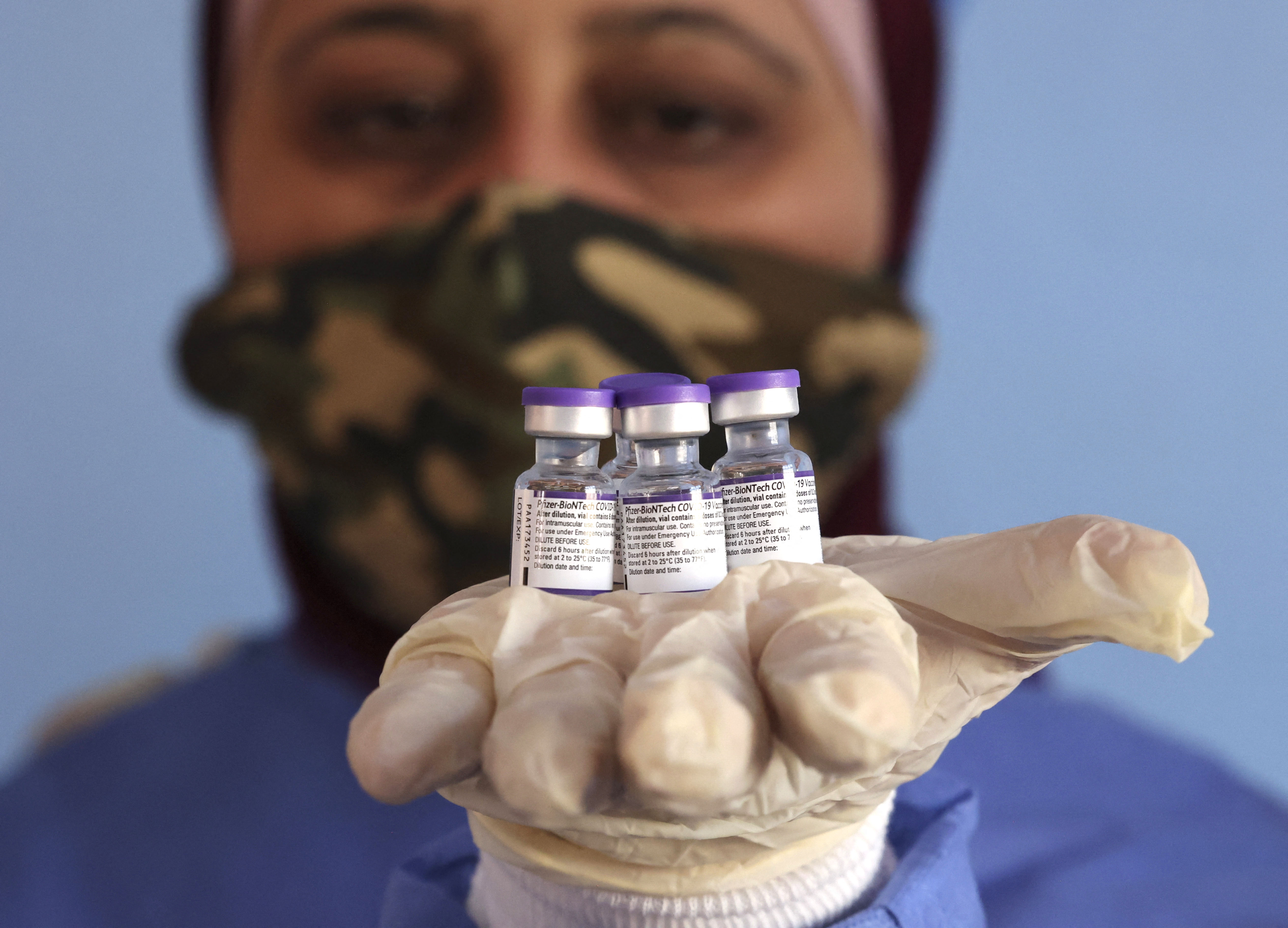 Tenaga kesehatan di Palestina memperlihatkan vaksin covid-19.