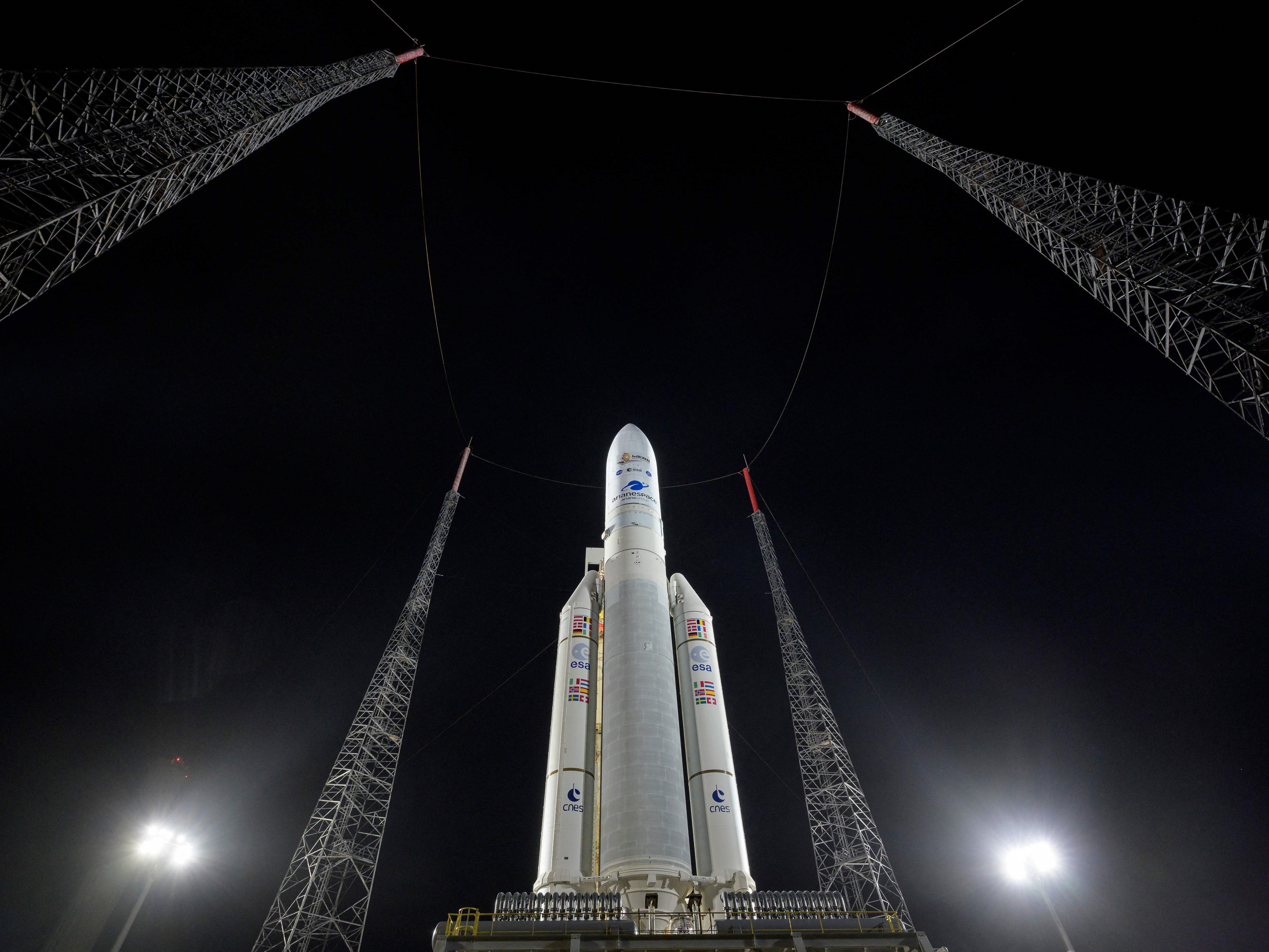 Roket Arianespace Ariane 5 dengan Teleskop Luar Angkasa James Webb NASA di dalamnya pada 23 Desember 2021.