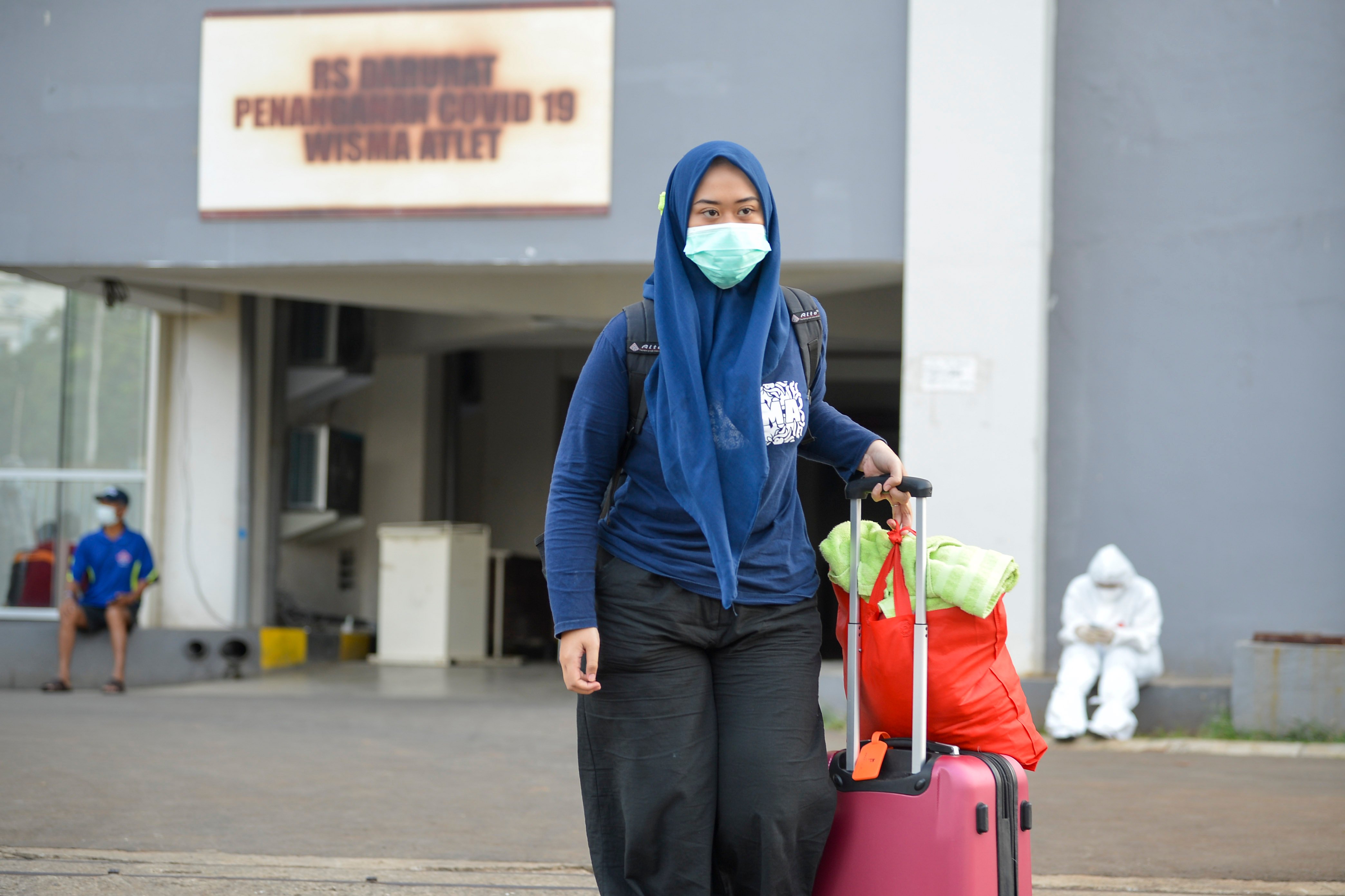 Seorang pasien RSDC Wisma Atlet Kemayoran, Jakarta pulang ke rumah karena dinyatakan sembuh dari Covid-19.