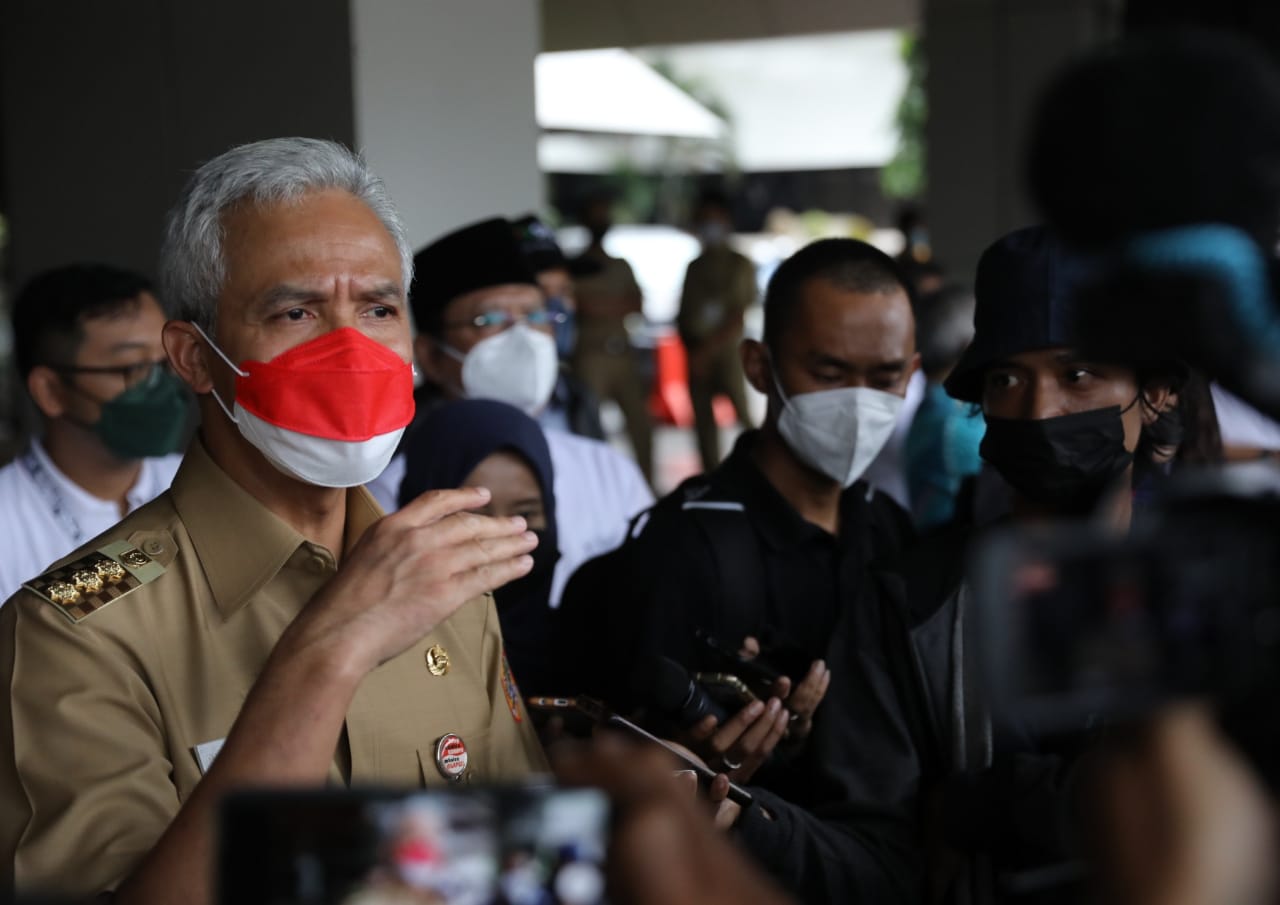 Gubernur Jawa Tengah Gamjar (kiri)