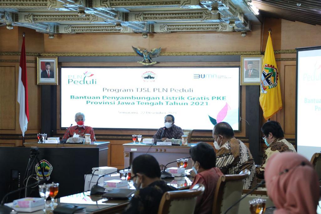Gubernur Ganjar Pranowo menerima sumbangan saluran listrik dari PLN untuk 5 kabupaten di Jateng, Rabu (22/12)
