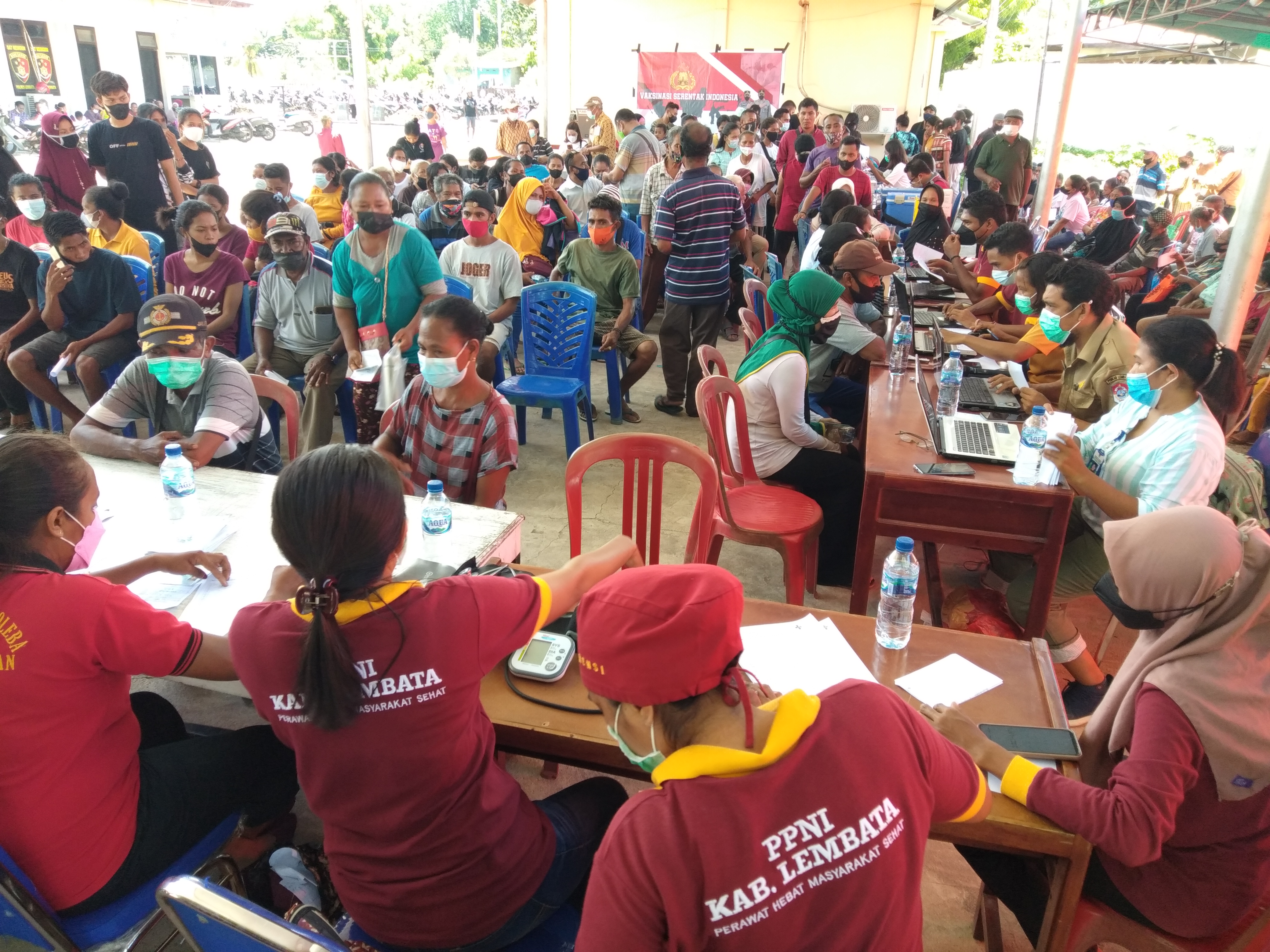 Ribuan Warga Antre di Gerai Vaksin Presisi Mapolres Lembata