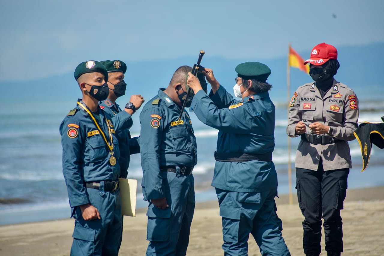 Menteri LHK Siti Nurbaya memberi baret pada acara penutupan Pelatihan SPORC Angkatan Ke-IV di Sukabumi, Jawa Barat, Sabtu (11/12).