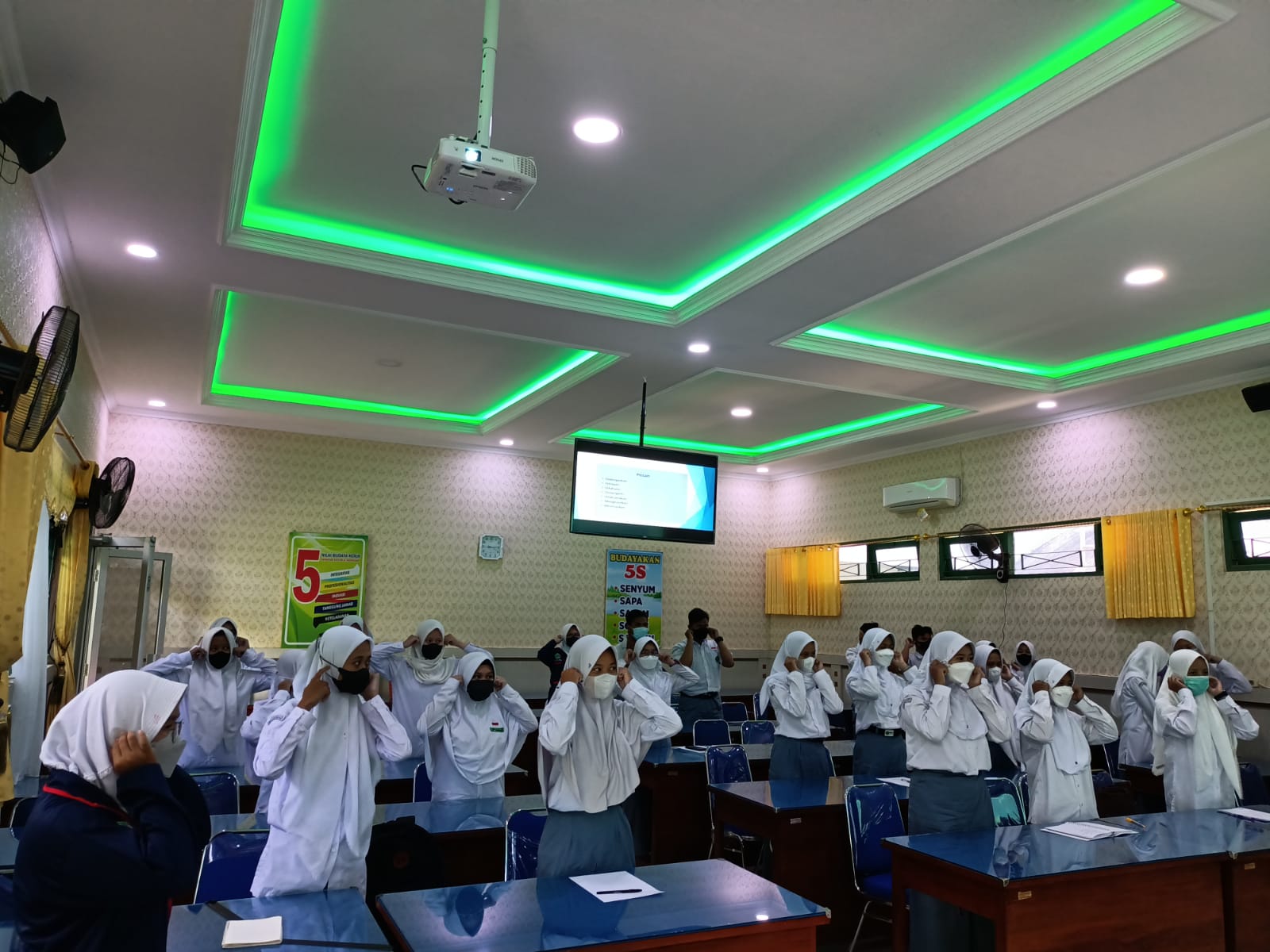 Para pengurus OSIS MAN 1 Kulon Progo saat mengikuti diklat