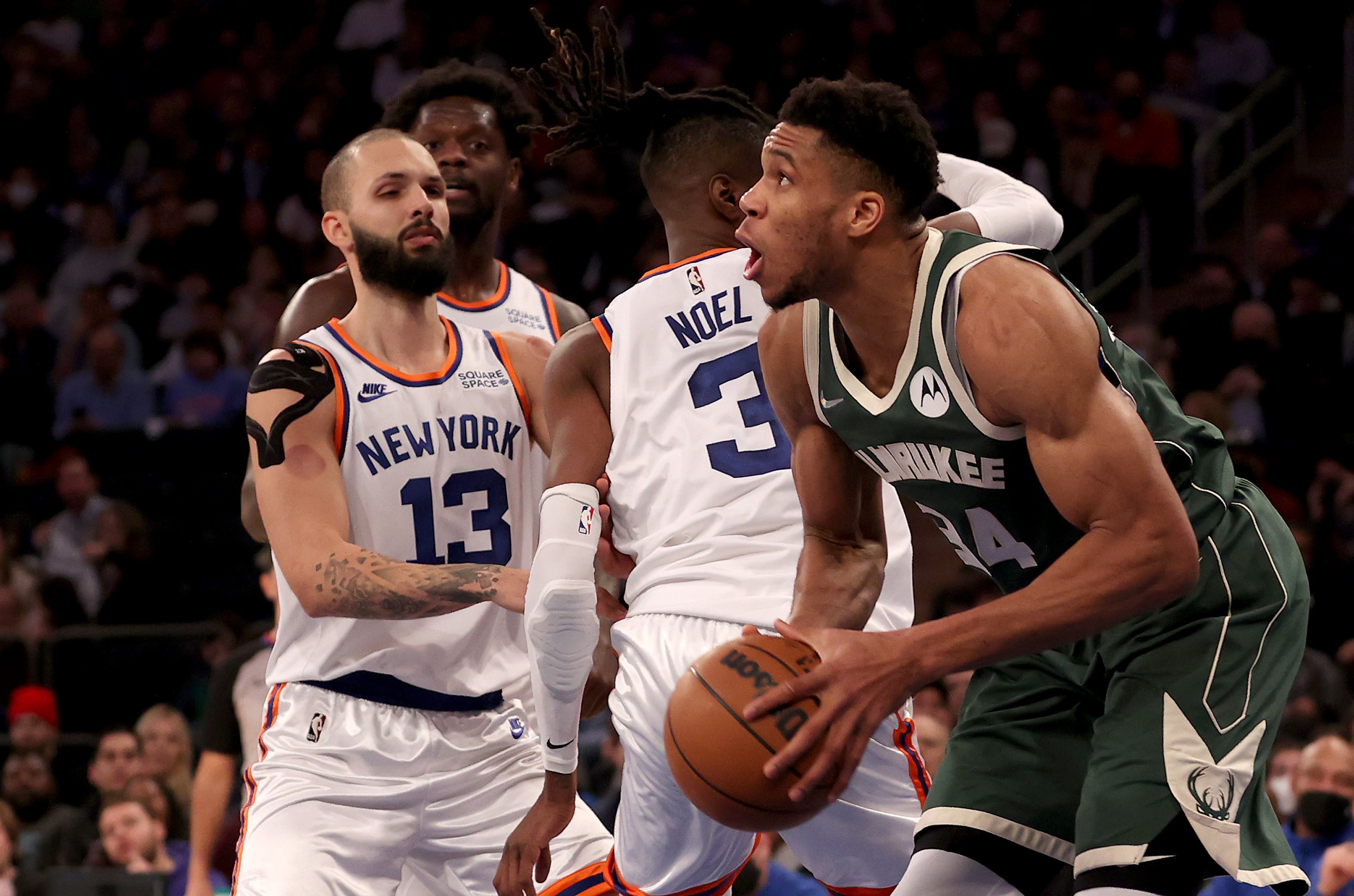 Bintang Milwaukee Bucks Giannis Antetokounmpo bersiap memasukkan bola dalam laga NBA melawan New York Knicks.