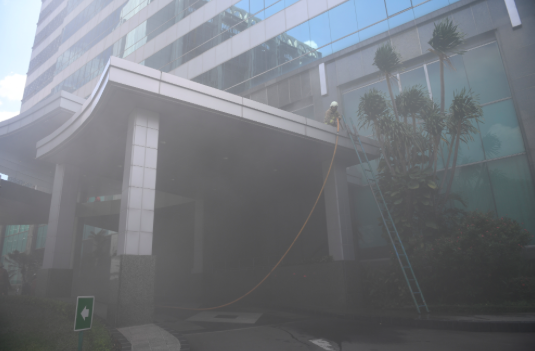 Petugas menerobos asap tebal saat berusaha memadamkan kebakaran yang terjadi di Gedung Cyber 1, Jakarta, Kamis (2/12/2021). 