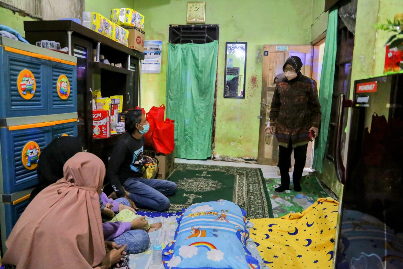 Mensos Tri Rismaharini (kanan) akan memastkan orangtua balita hidrosefalus di Purwakarta dapat bansos. 