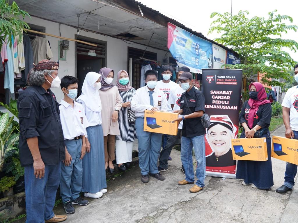 Sahabat Ganjar Jambi memberikan apresiasi berupa laptop