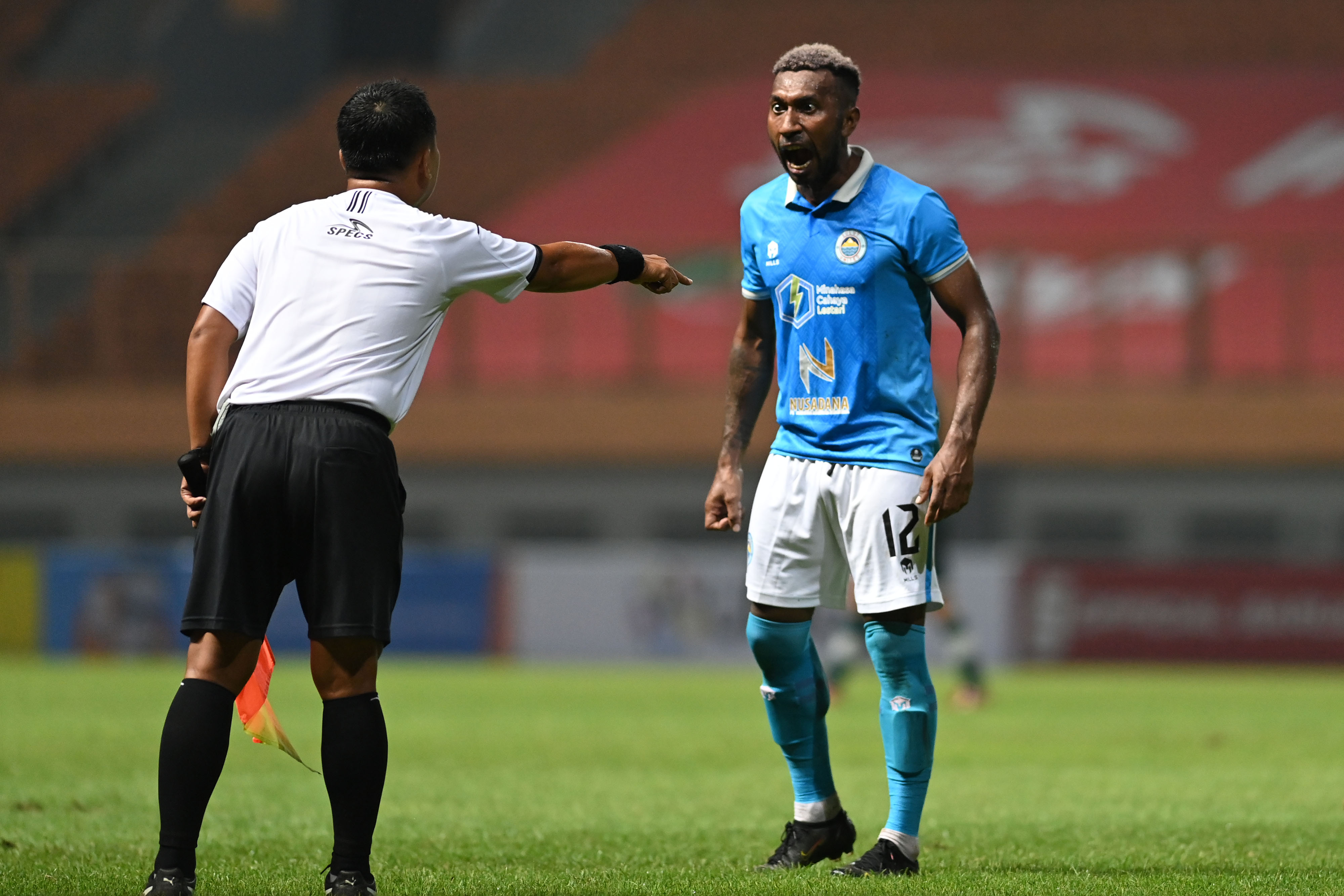 Striker Sulut United, Patrich Wanggai (kanan) mendapat sanksi Komdis PSSI.