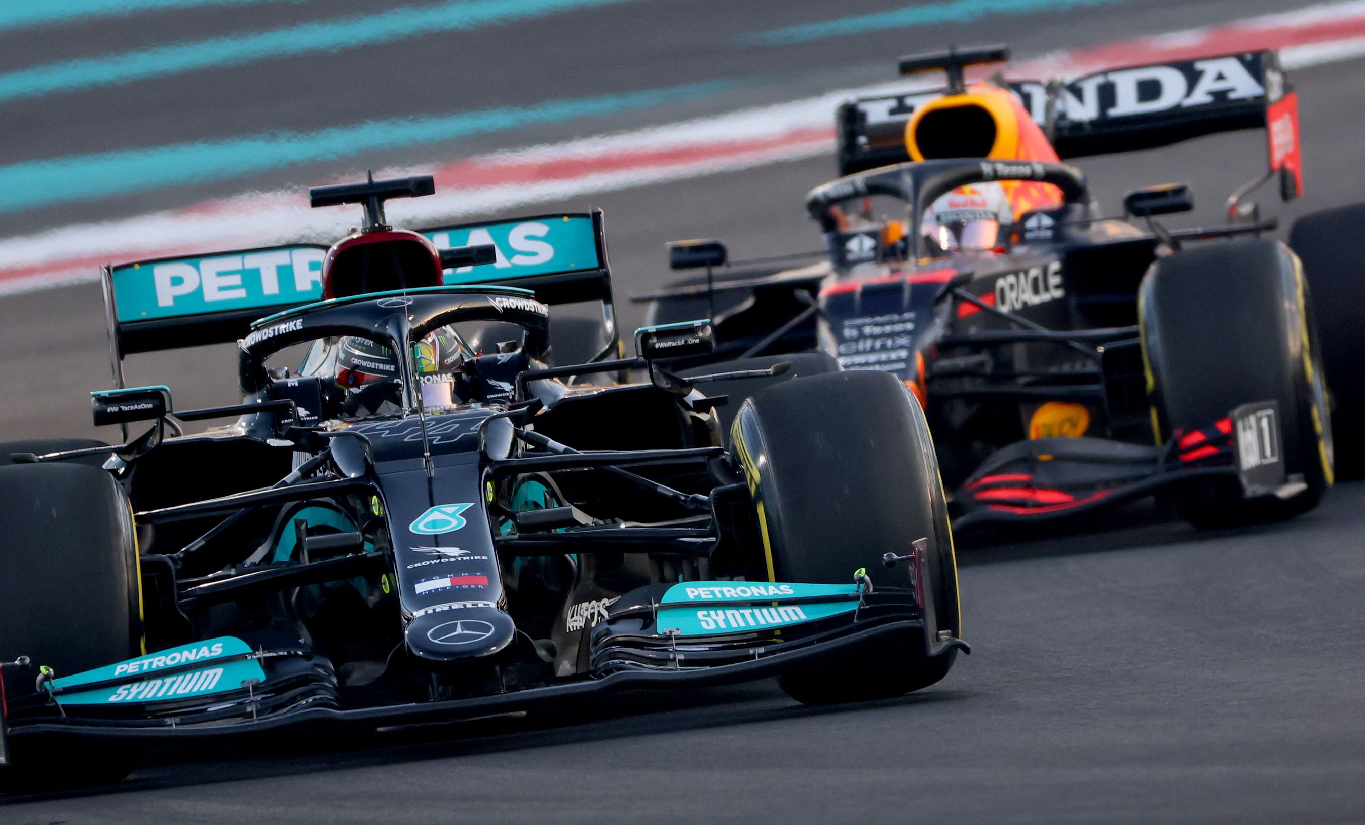 Pembalap Mercedes Lewis Hamilton beradu cepat dengan pembalap Red Bull Max Verstappen di GP Abu Dhabi.