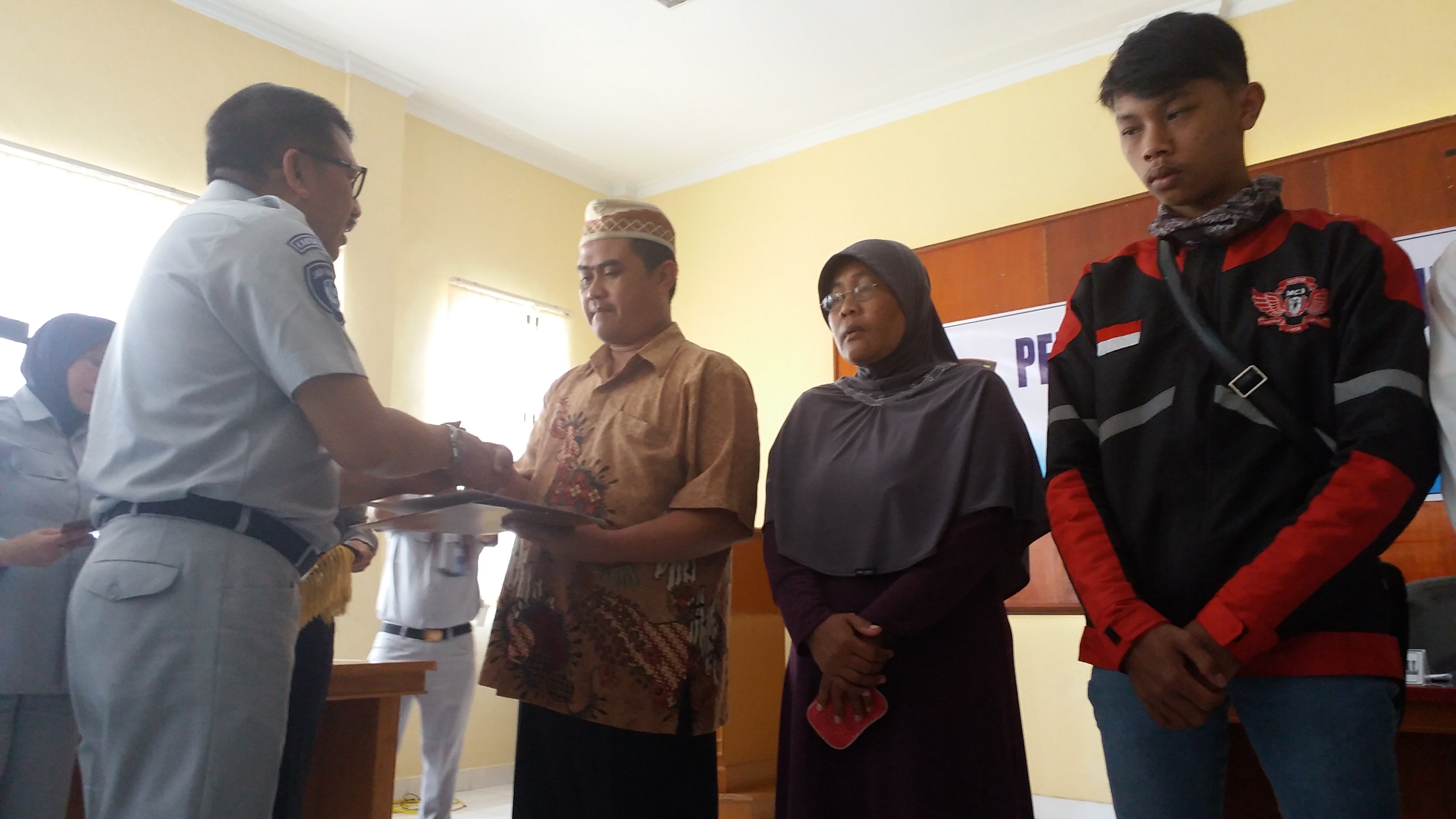  Sejumlah ahli waris korban kecelakaan menerima santunan dari PT Jasa Raharja
