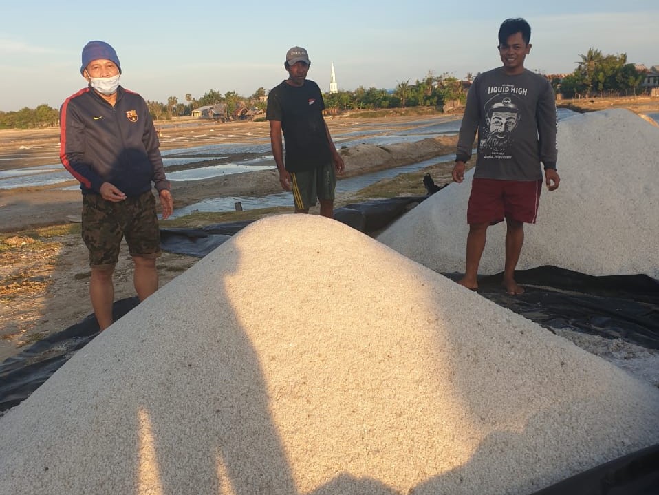 Produksi garam di Sulawesi Selatan.