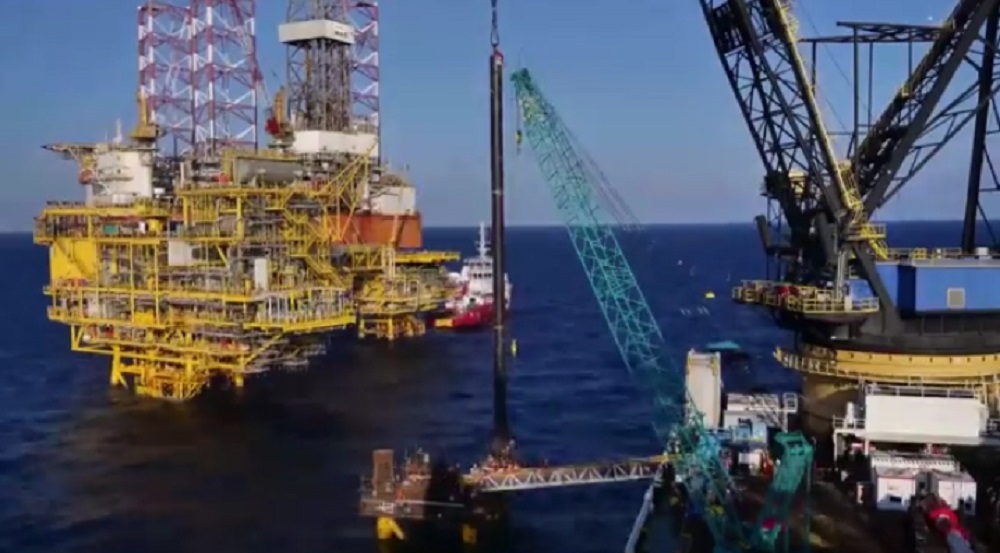 Anjungan migas milik Medco.