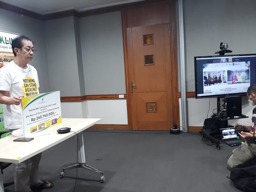 Direktur Sido Muncul Irwan Hidayat menyerahkan bantuan biaya operasi bibir sumbing.