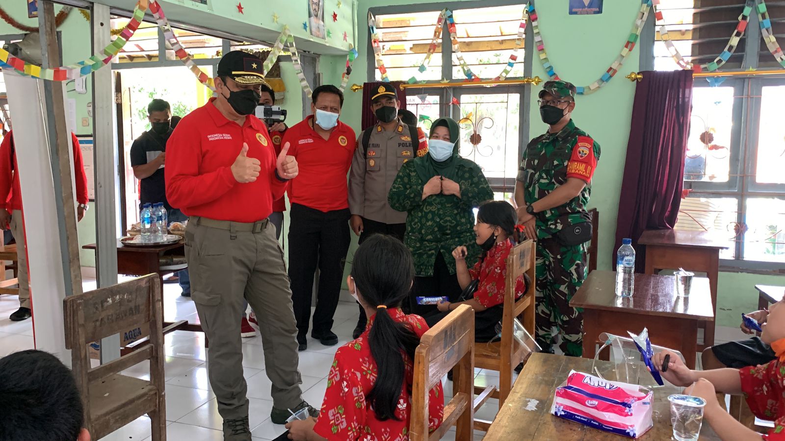 Kabinda Bali Brigjen Pol. Hadi Purnomo menyemangati anak-anak di SDN 1 Dauh Peken sebelum menjalani vaksinasi Covid-19, Rabu (15/12)