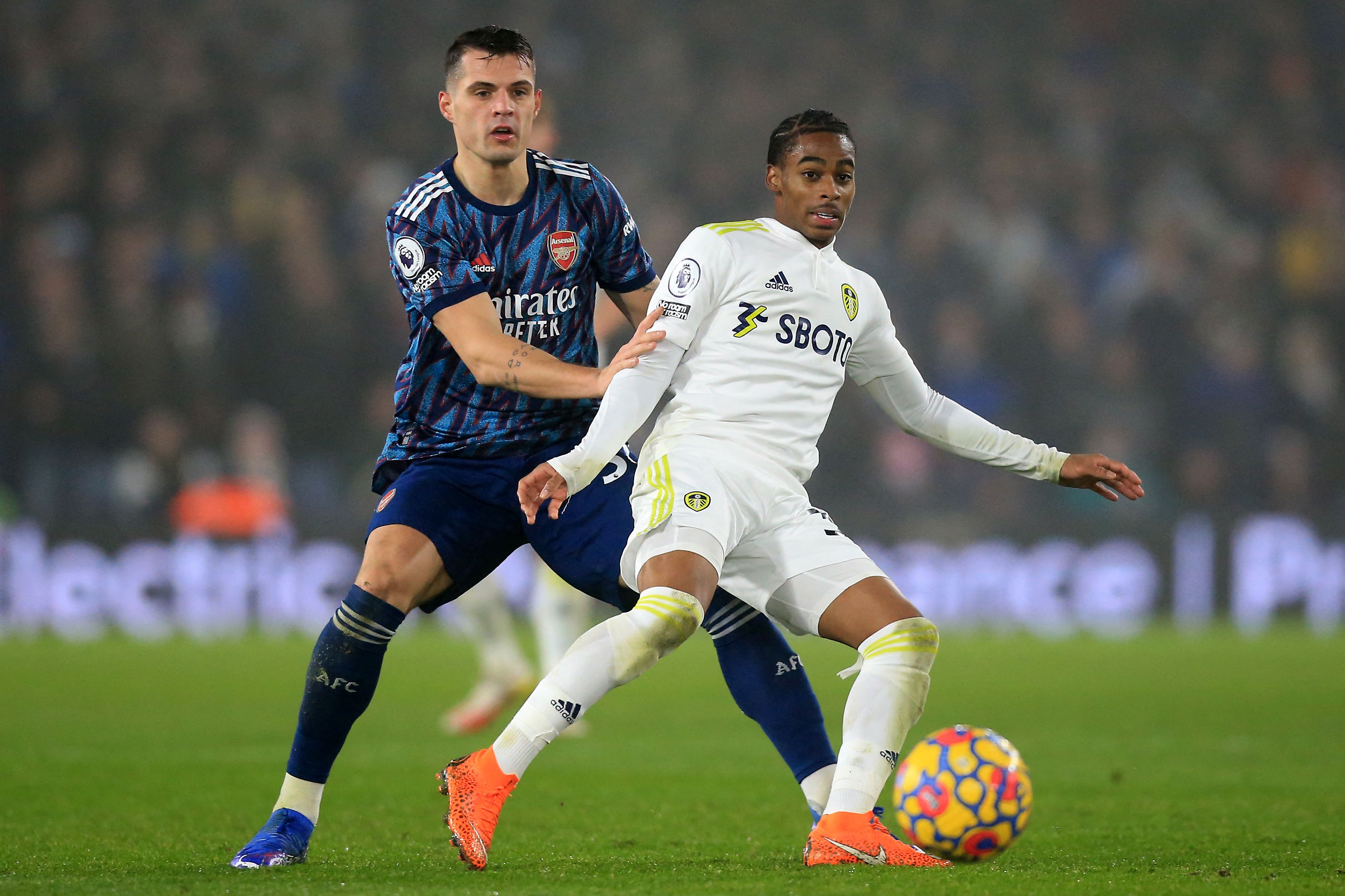 Gelandang Arsenal, Granit Xhaka (kiri), membayangi gerakan gelandang Leeds United, Crysencio Summerville pada laga Liga Premier. 
