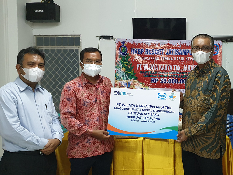 GM Corporate Relations Wika Achmad Harris A. Soekamto (kanan) menyerahkan bantuan sembako ke Ketua Panitia Natal HKBP Jatisampurna H Sinaga.