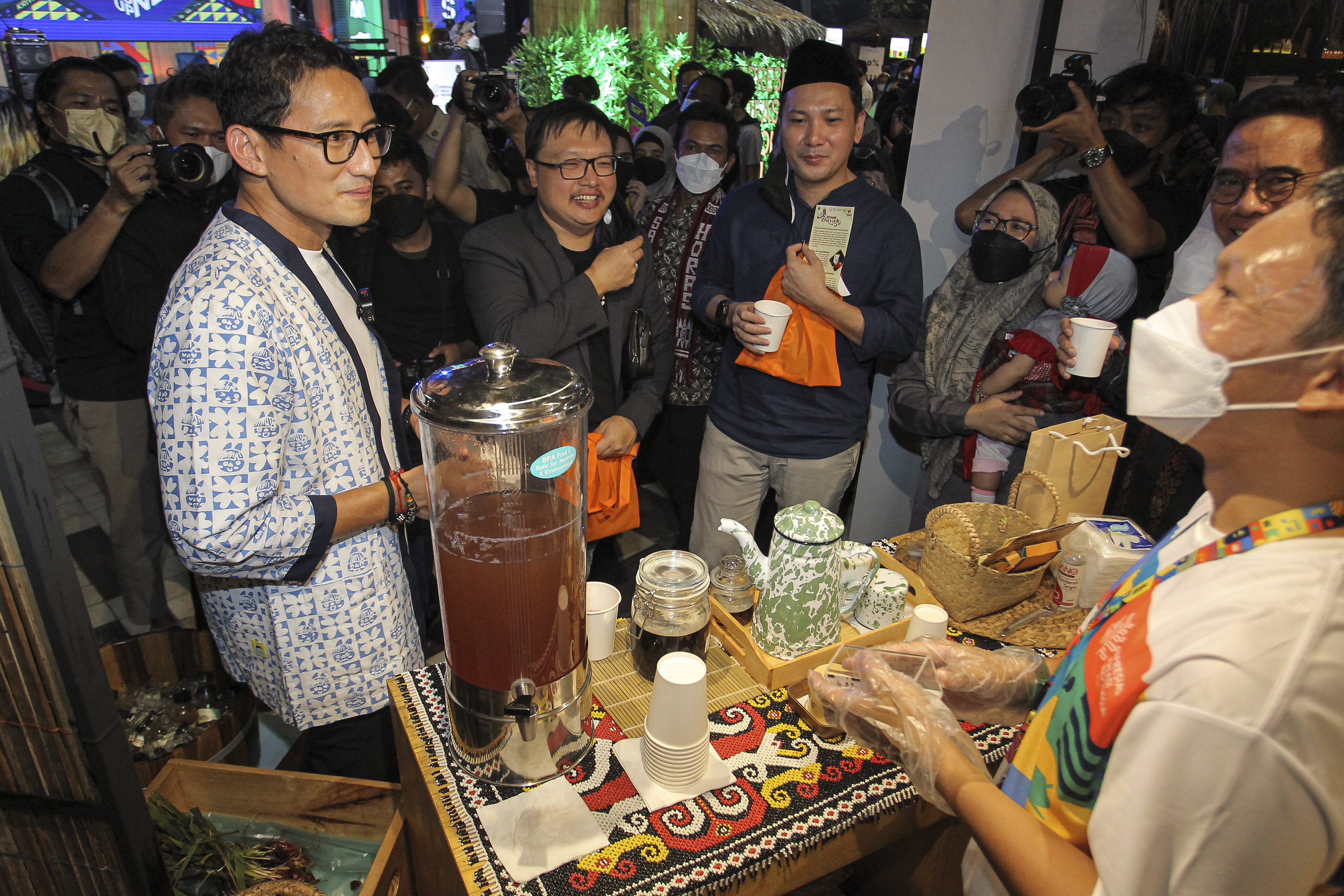 Menteri Pariwisata dan Ekonomi Kreatif Sandiaga Uno (kiri) mencicipi minuman saat menghadiri Apresiasi Kreasi Indonesia 2021.