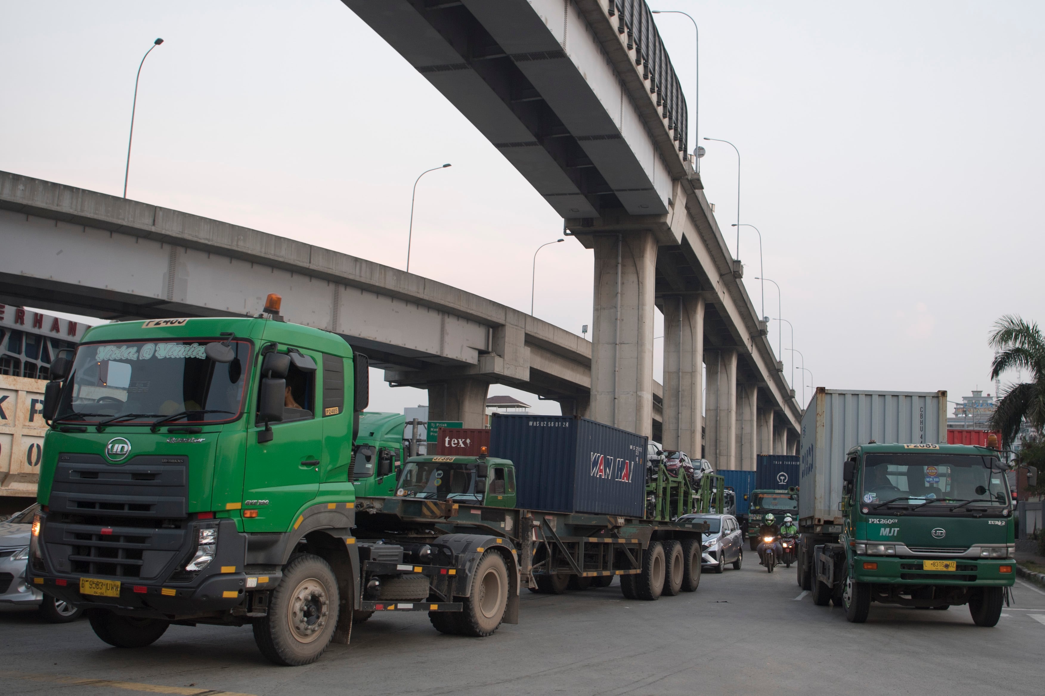 Truk bermuatan peti kemas