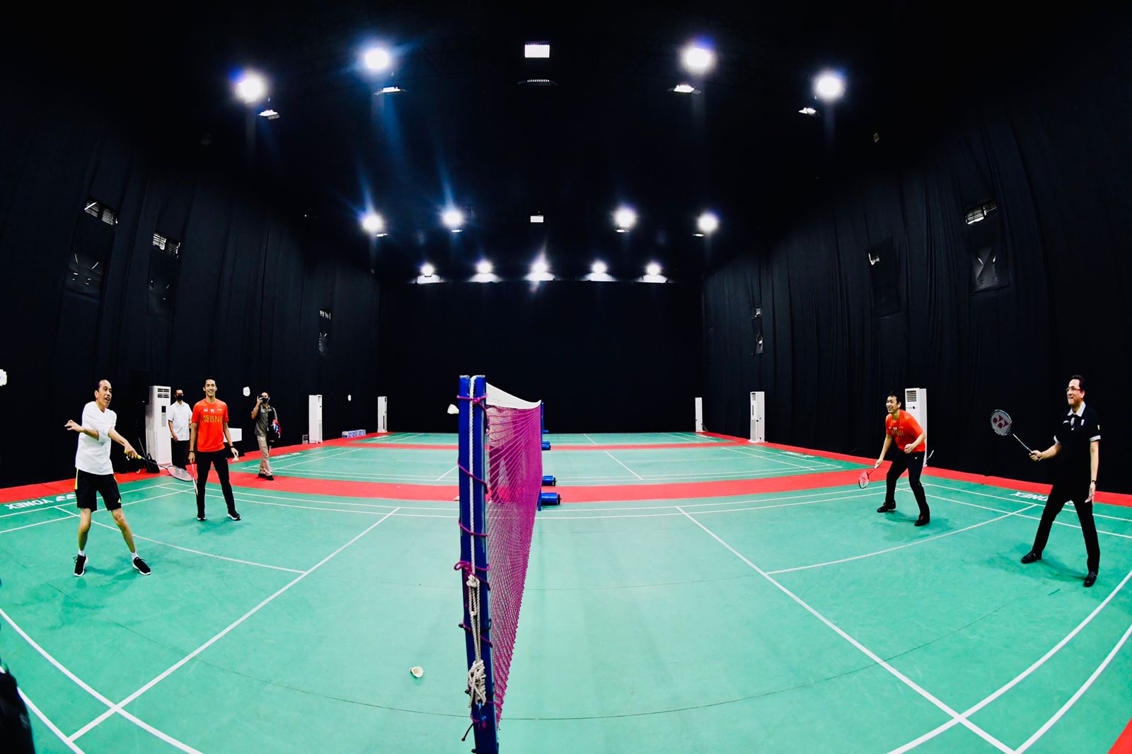 Presiden Joko Widodo berpasangan dengan Jonatah Chirstie berhadapan dengan Ketua Umum PBSI/hHendra Setiawan