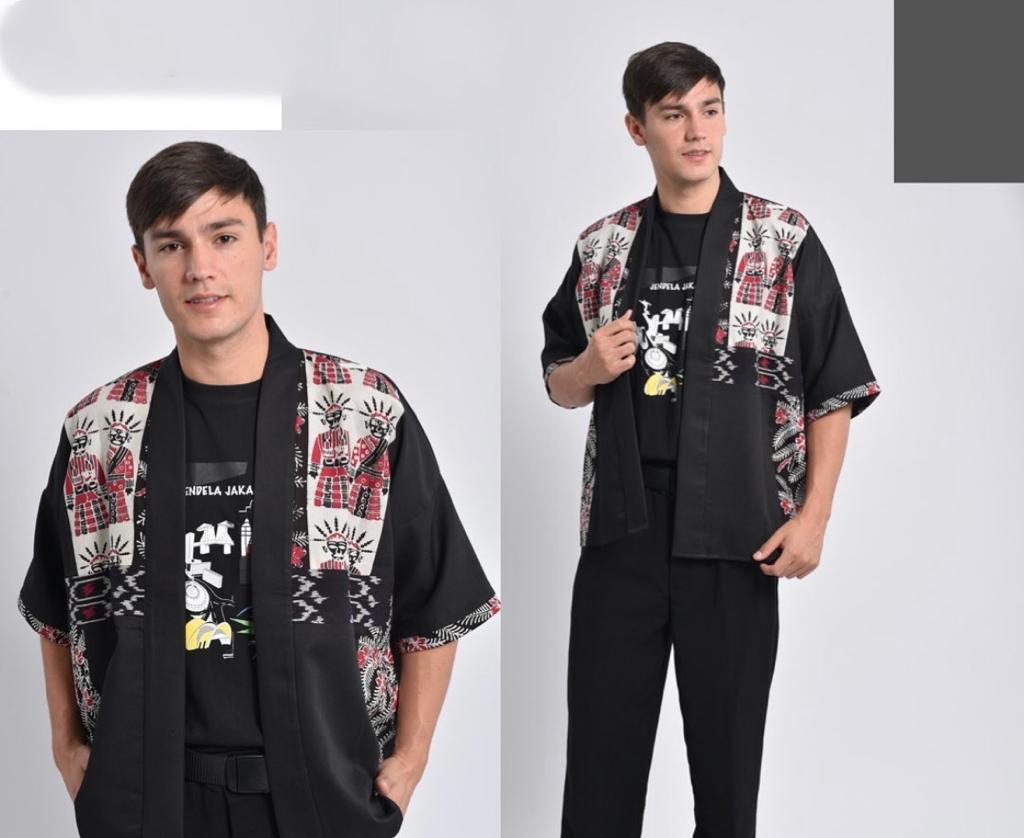 Ilustrasi. Perpaduan batik dengan tenun ikat.