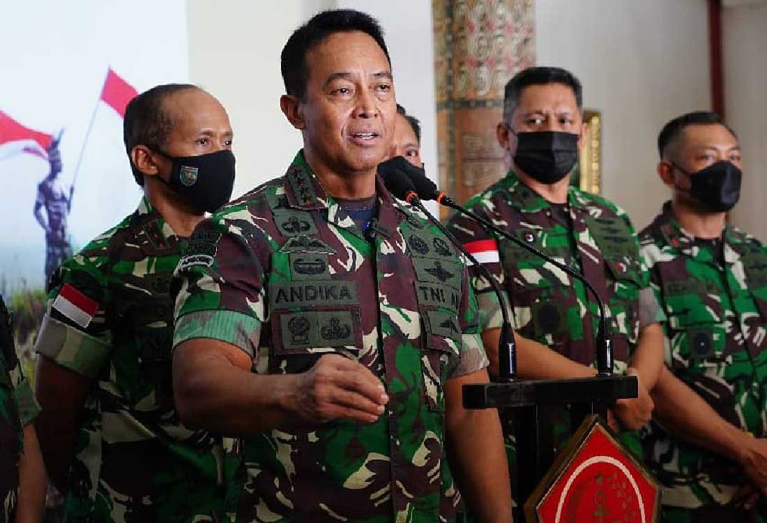 Panglima TNI Jenderal Andika Perkasa menyampaikan keterangan saat kunjungan kerja di Papua, Jumat (3/12).