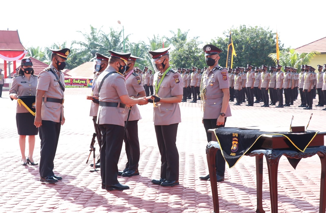 Tiga pemuda dari keluarga Orang Rimba bersama 319 siswa SPN dilantik menjadi anggota Polri, Rabu (22/12)