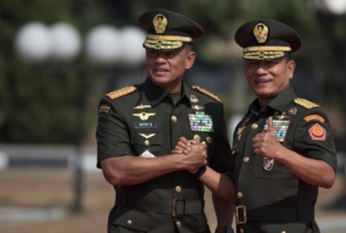 Jenderal Moeldoko (kanan) salam komando dengan penggantinya Jenderal Gatot Nurmantyo pada 14 Juli 2015