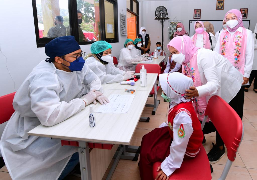 Ibu Negara Iriana meninjau pelaksanaan vaksinasi covid-19 anak-anak usia 6-11 tahun di SDN 196 Sukarasa, Kota Bandung.