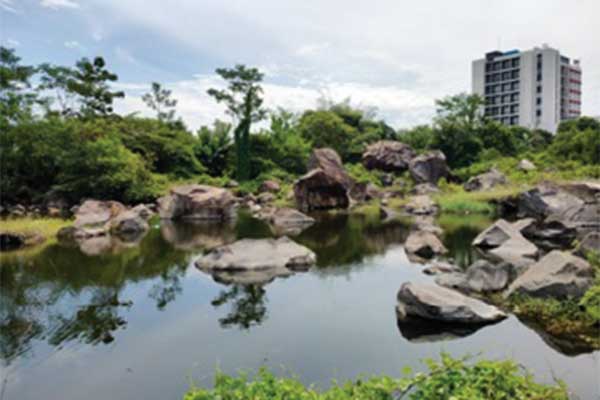 Salah satu bekas gumuk yang sudah selesai ditambang dan dimanfaatkan sebagai tempat rekreasi  di Kecamatan Sumbersari, Jember