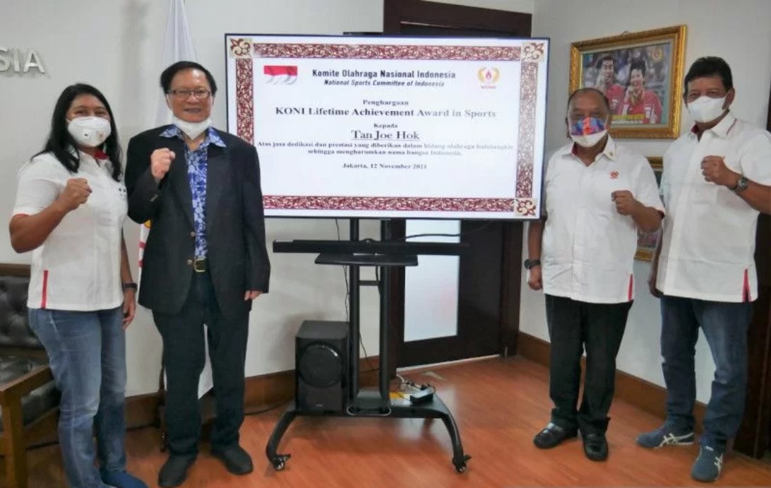 Legenda bulu tangkis nasional Tan Joe Hok (kedua dari kiri) menerima Lifetime Achievement Award dari KONI di Jakarta, 12 November lalu.