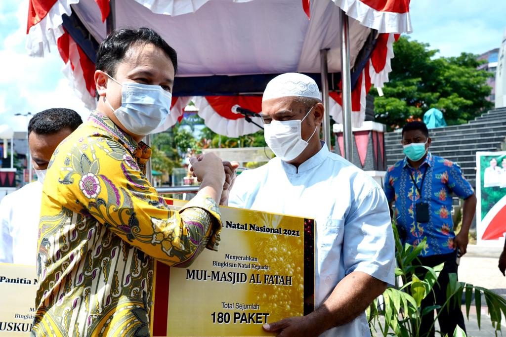 Panitia Perayaan Natal Nasional 2021 Jerry Sambuaga bagikan ribuan paket sembako untuk komunitas masyarakat dan panti asuhan di Kota Ambon.