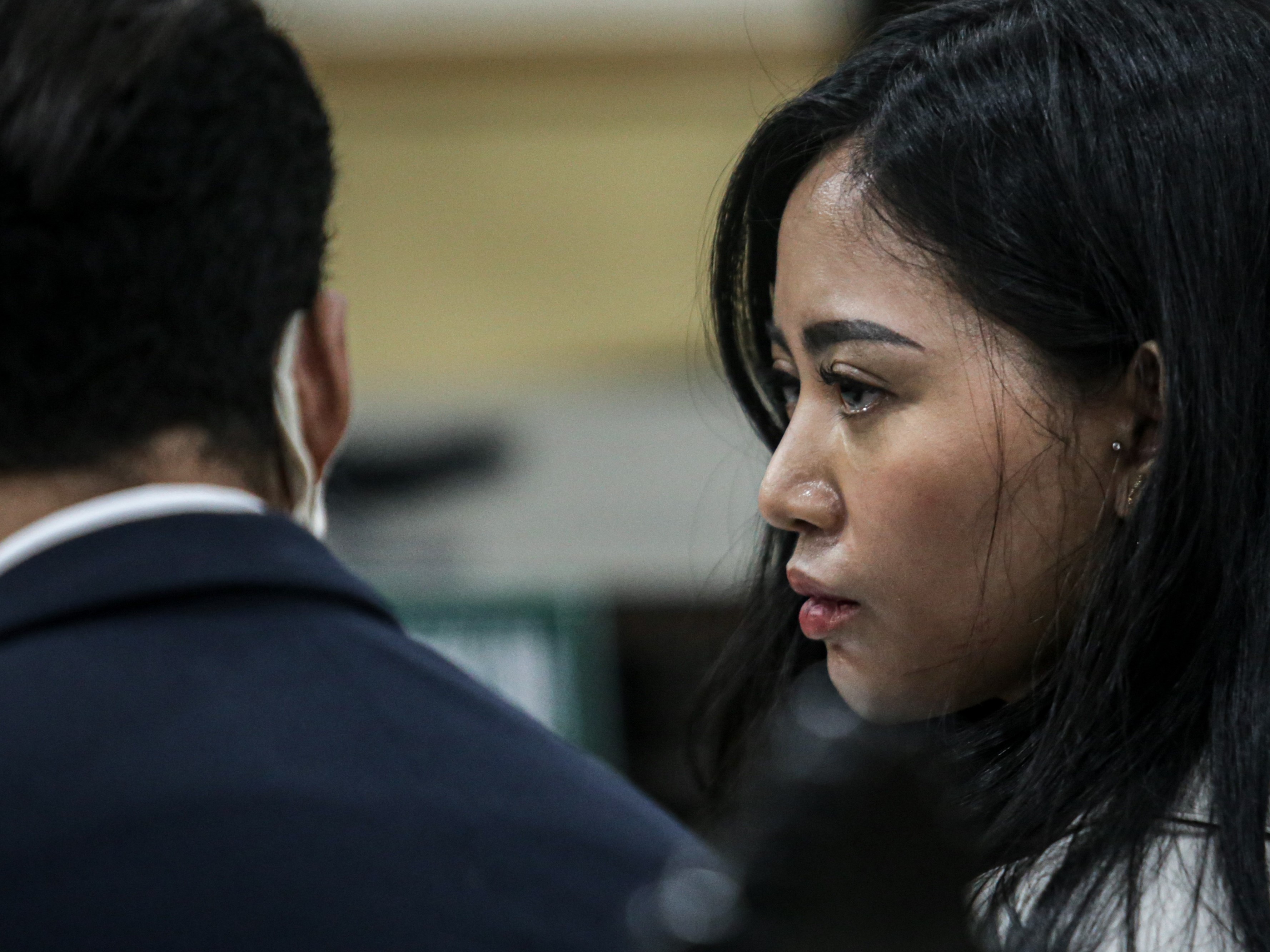 Terdakwa kasus pelanggaran prokes kekarantinaan kesehatan Rachel Vennya (kanan) menjalani sidang acara pidana singkat di PN Tangerang.