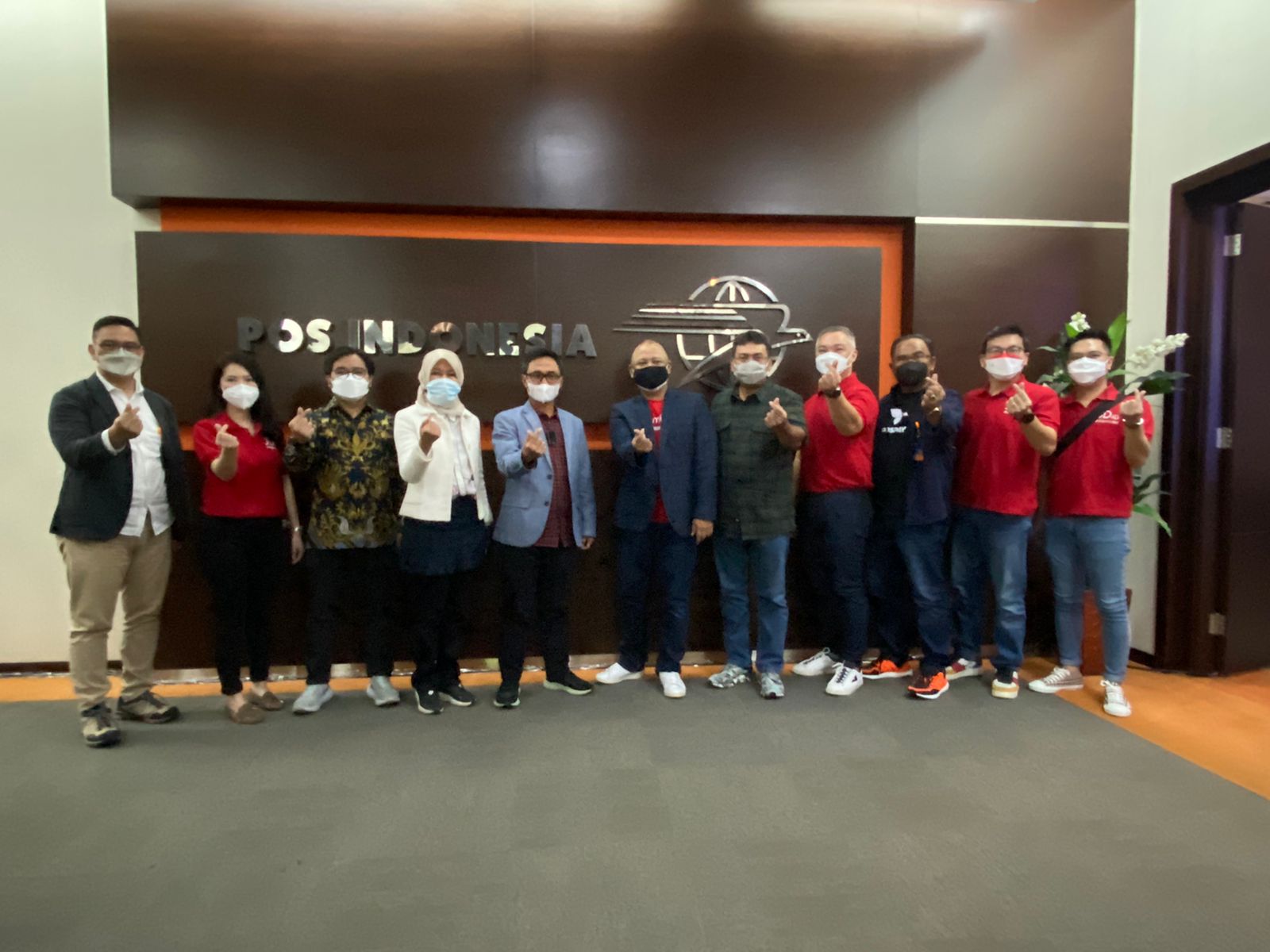 PT Pos Indonesia (Persero) menandatangani nota kesepahaman Memorandum of Understanding (MoU) dengan PT Jingdong Indonesia. 